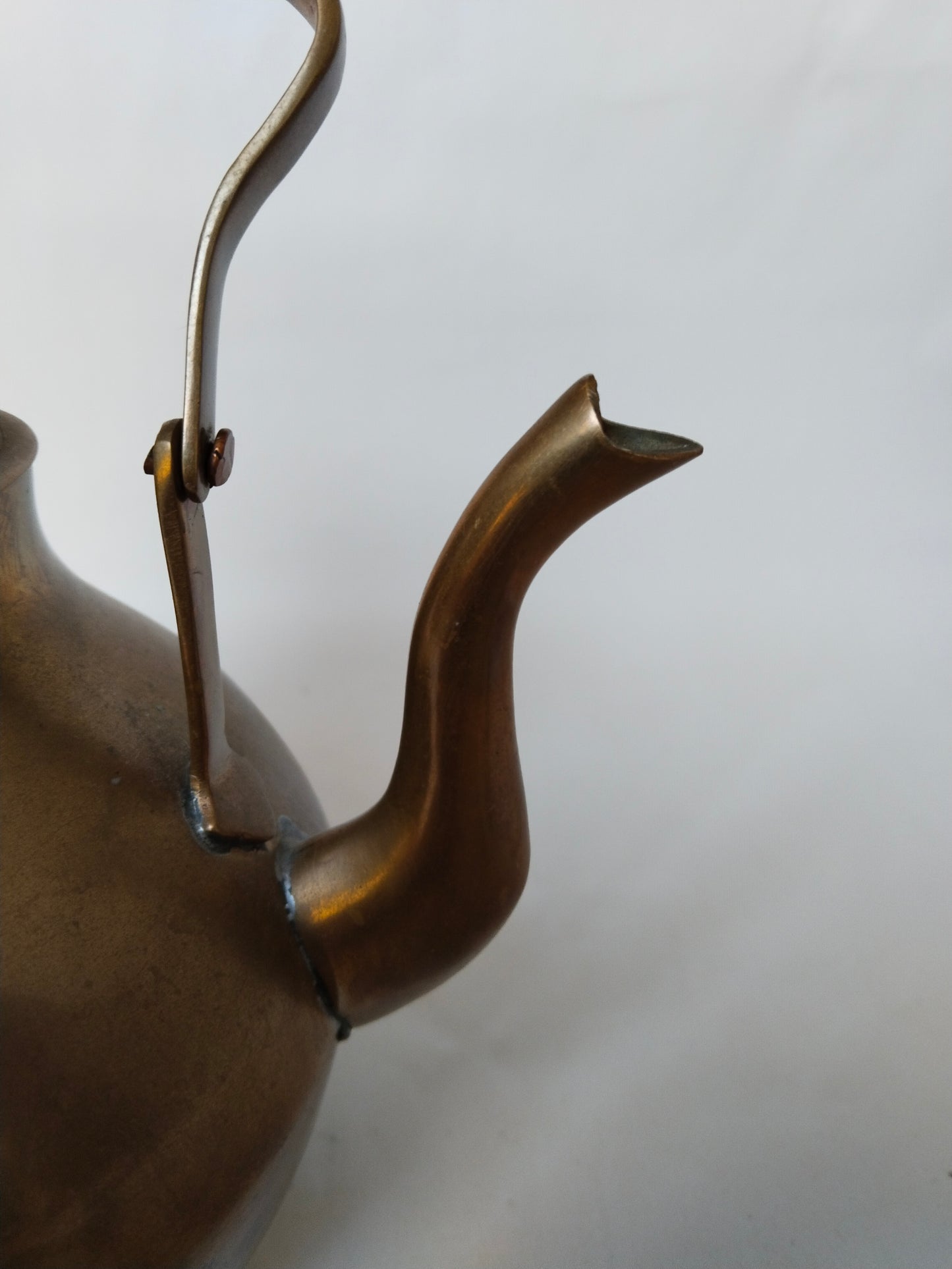 Detailaufnahme Schwanenhalsschnabel – geschwungener Ausguß, Messingpatina, Scharnierdetail, Vintage Teekanne