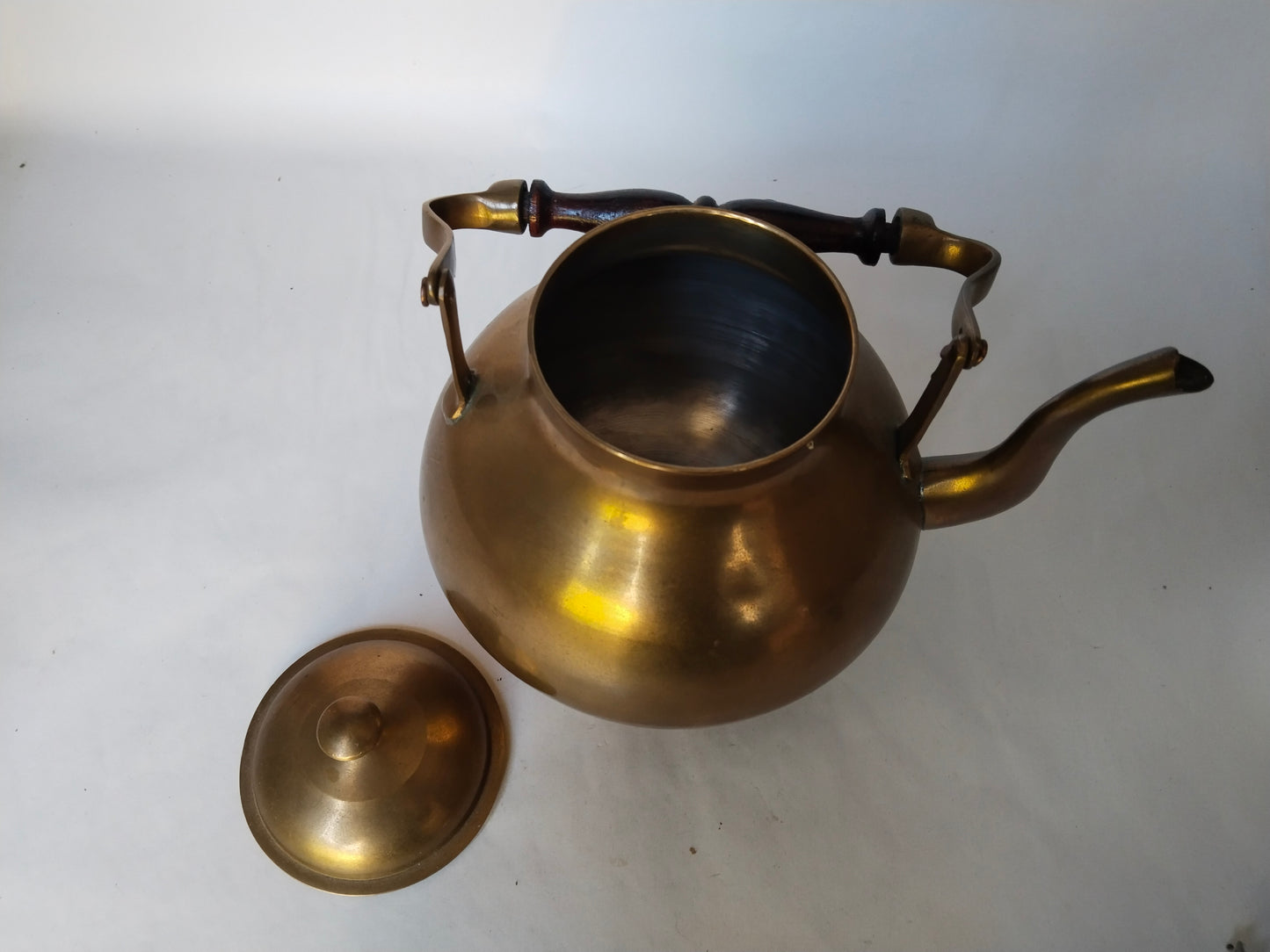 Messing-Teekanne geöffnet – Deckel abgenommen, Blick ins Innere, dunkle Innenoxidation sichtbar, Vintage Messinggefäß