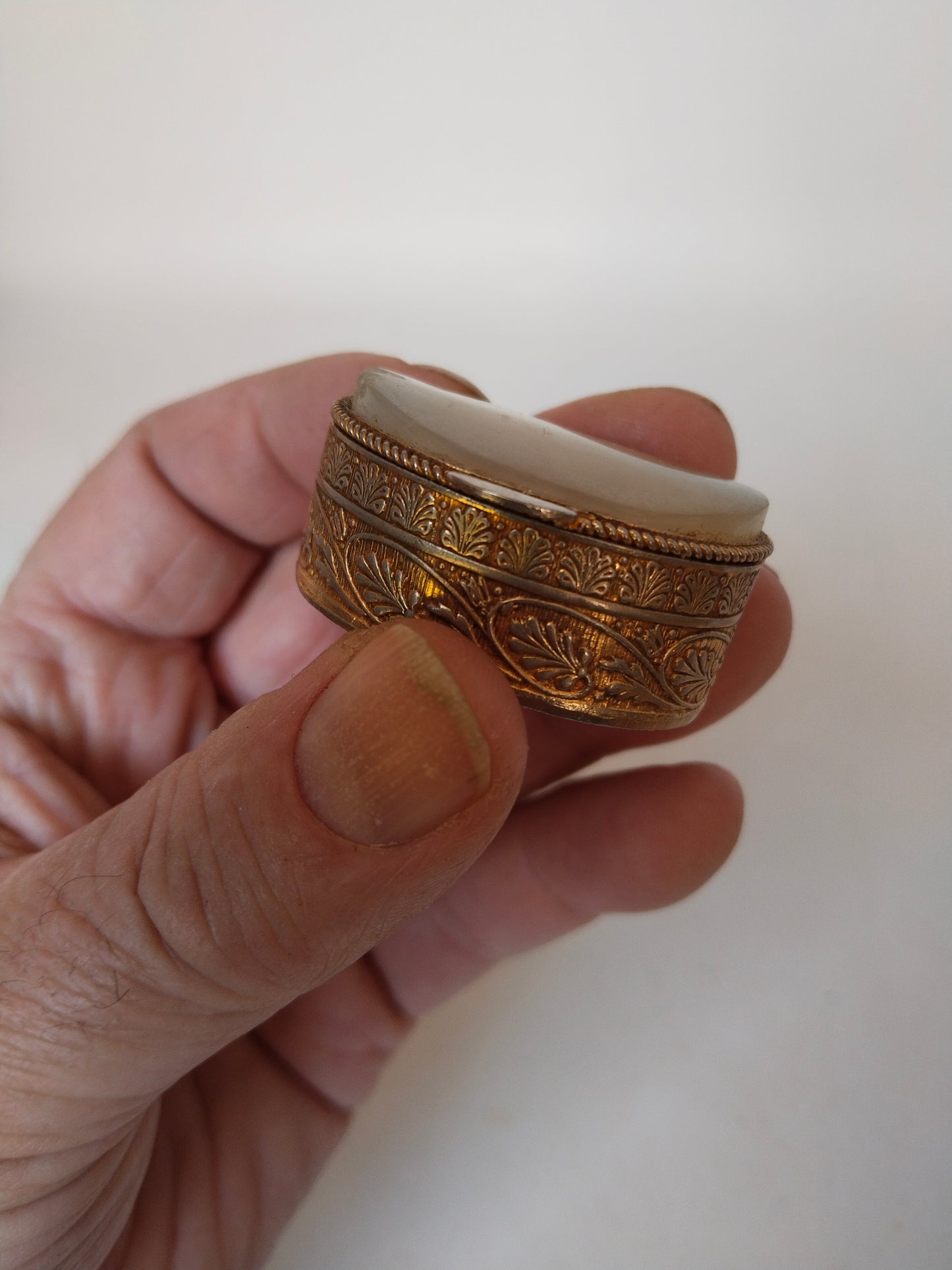 Größenvergleich in der Hand, Miniatur-Schmuckdose im Maßstab, ca. 4 × 3 × 1,5 cm