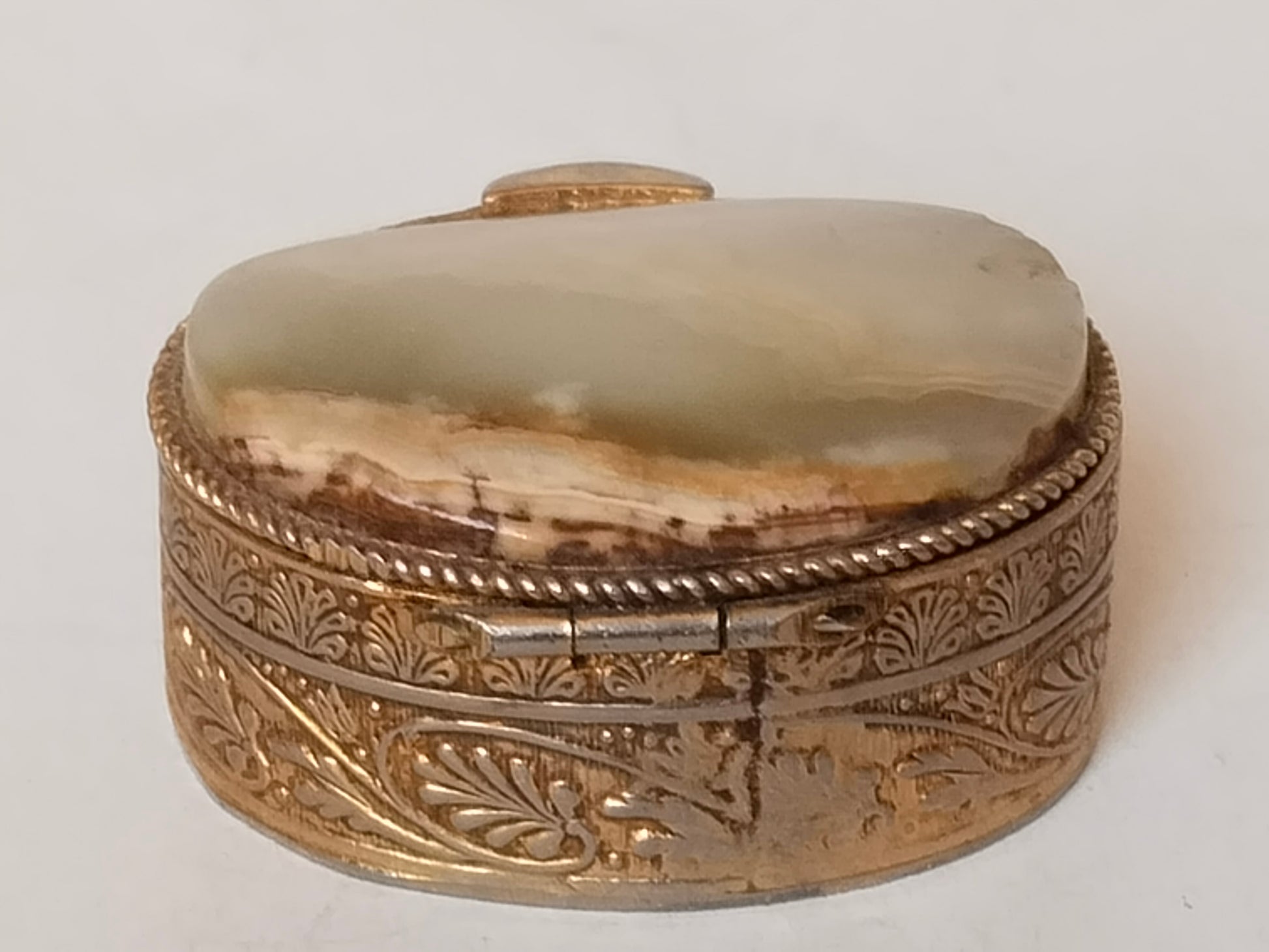 Scharnier-Detail der Miniatur-Pillendose, Messington vergoldet, Seitenansicht