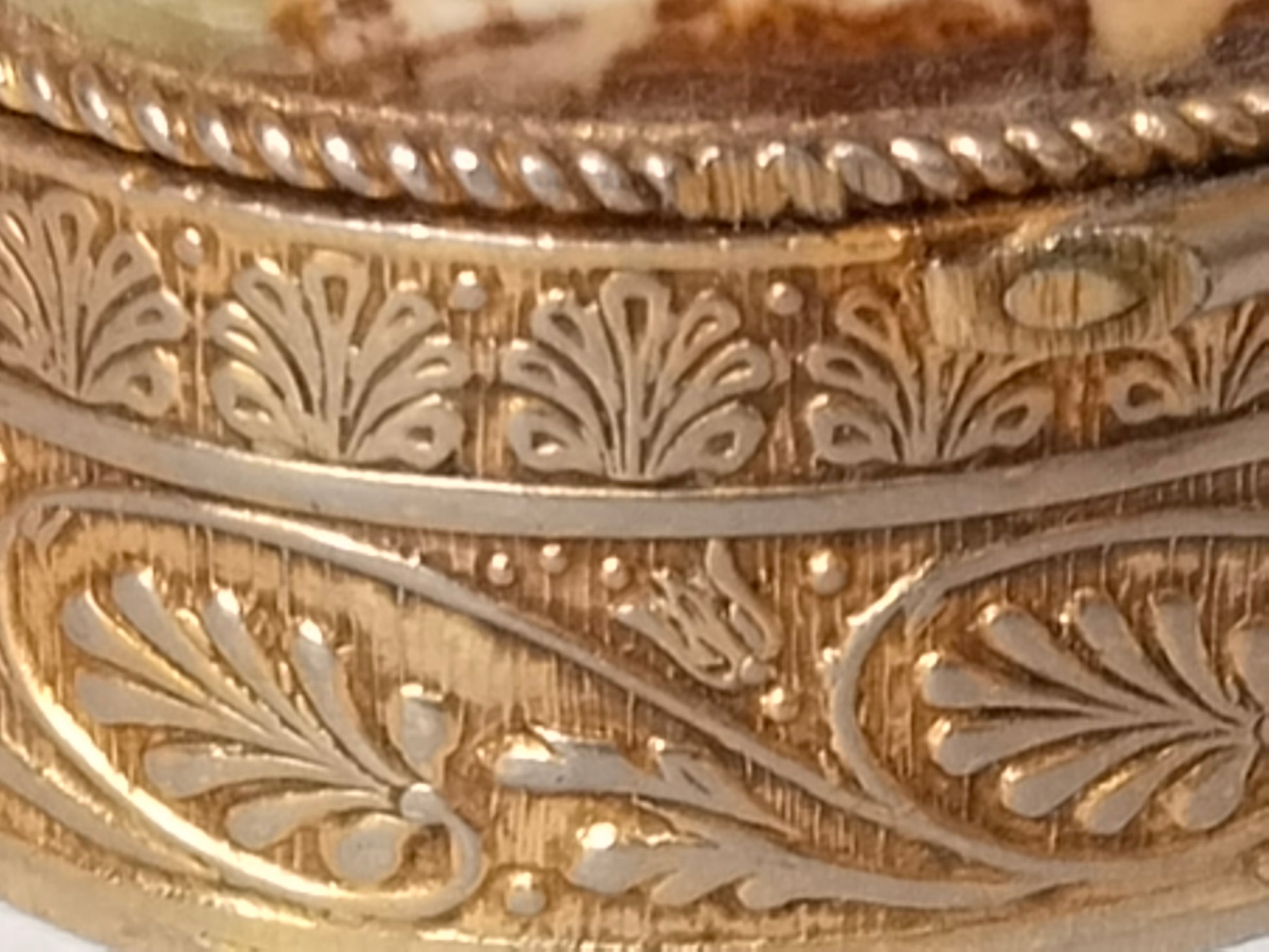 Nahaufnahme der Palmettenfriese auf dem oberen Ornamentband des vergoldeten Gehäuses