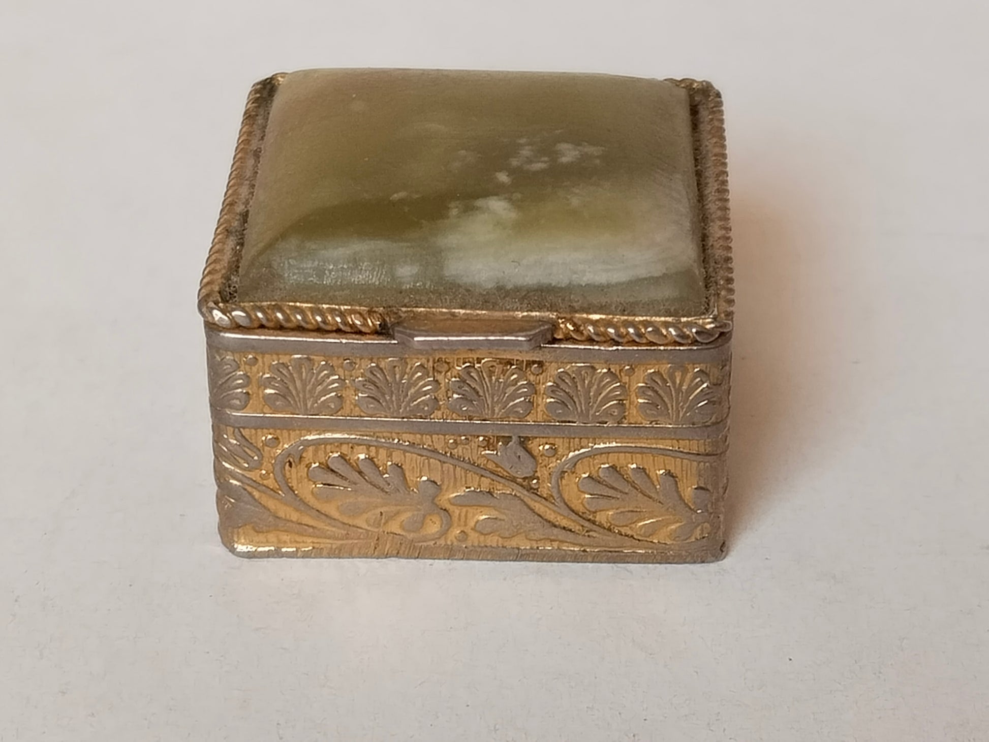 Vergoldete Pillendose mit grünem Achatstein-Deckel, Gesamtansicht schräg, Vintage Österreich