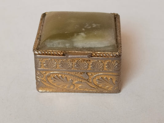 Vergoldete Pillendose mit grünem Achatstein-Deckel, Gesamtansicht schräg, Vintage Österreich