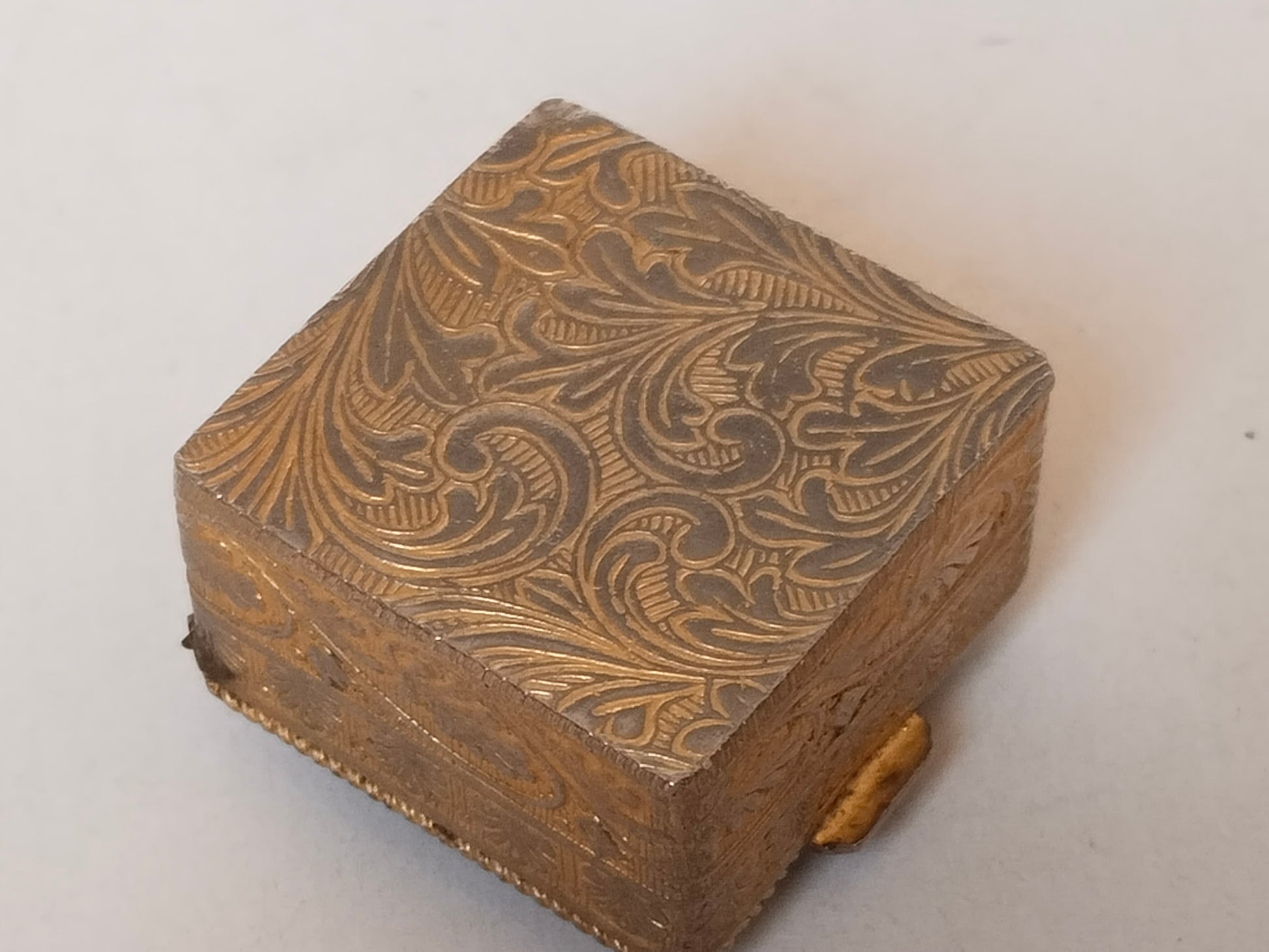 Unterseite der Dose, Bodentextur und reliefierte Dekoration