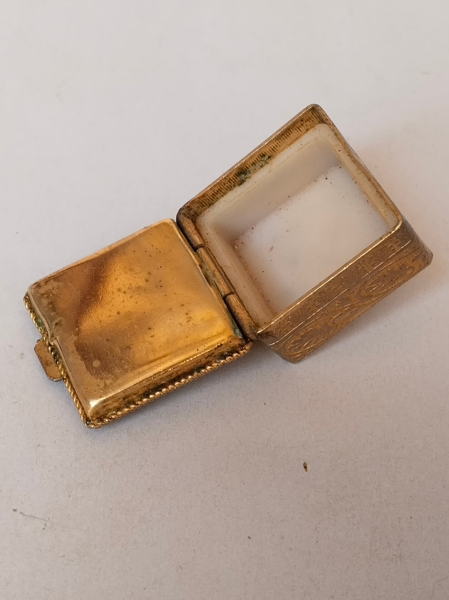 Dose geöffnet, weißes Emaille-Innenfutter und vergoldeter Deckelrücken