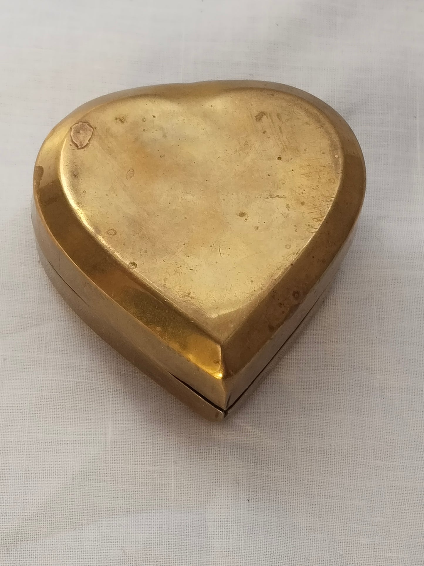 Vintage Messingschatulle in Herzform mit gravierten Initialen HC .