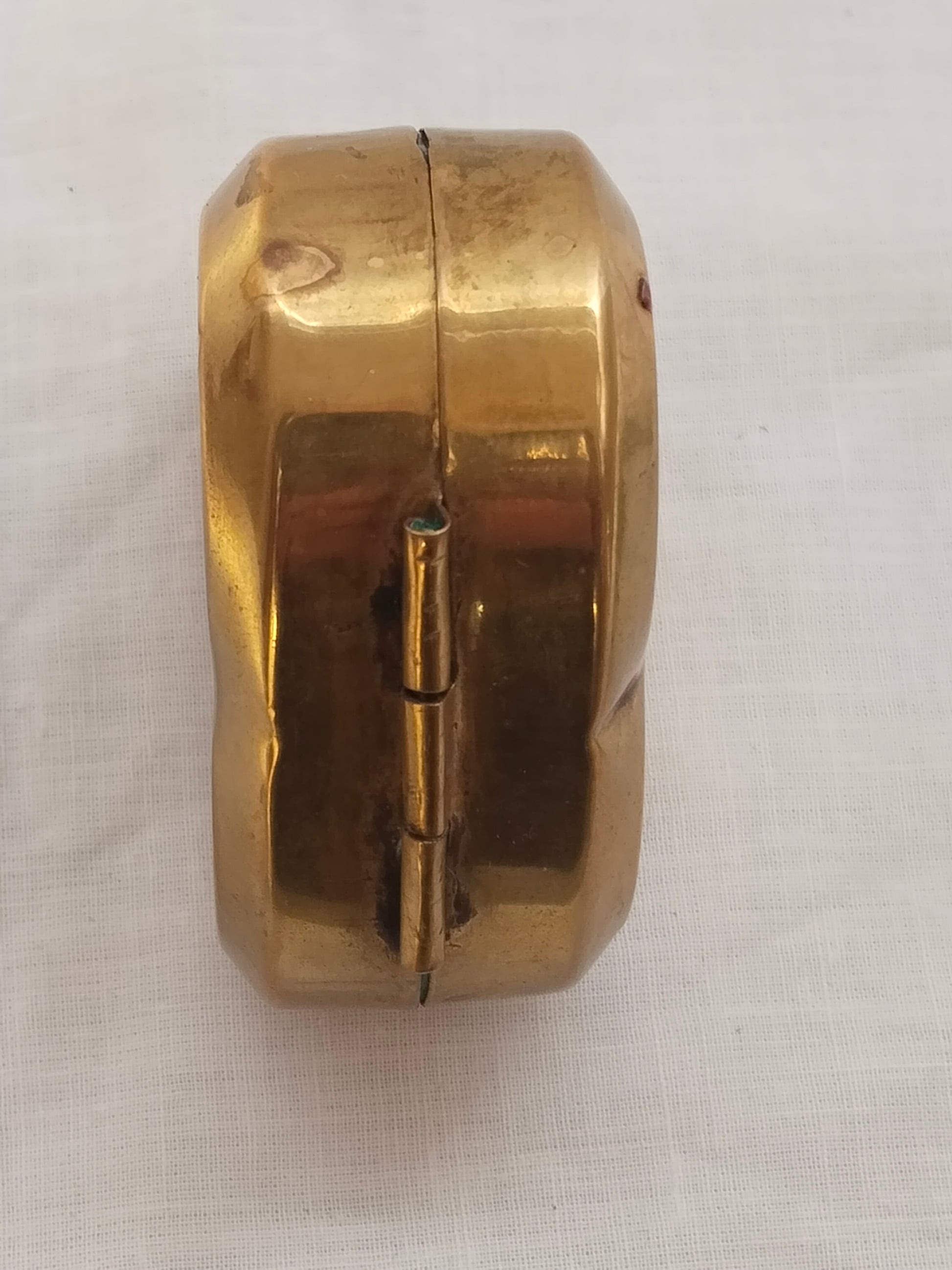 Seitenansicht der geschlossenen Messingdose zeigt das robuste Scharnier und die Höhe von 2,5 cm.