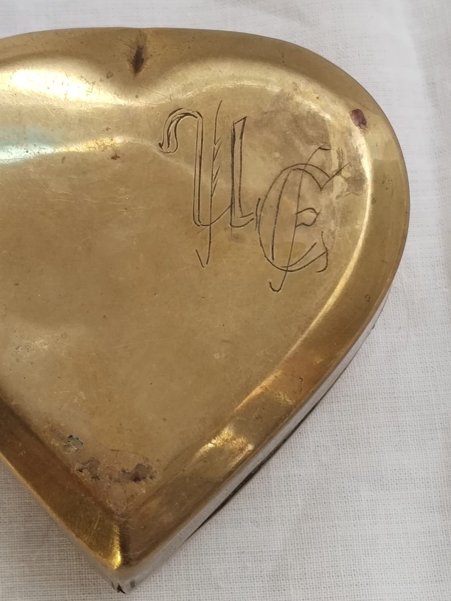 Vintage Messingschatulle in Herzform mit gravierten Initialen HC. Detailansicht.