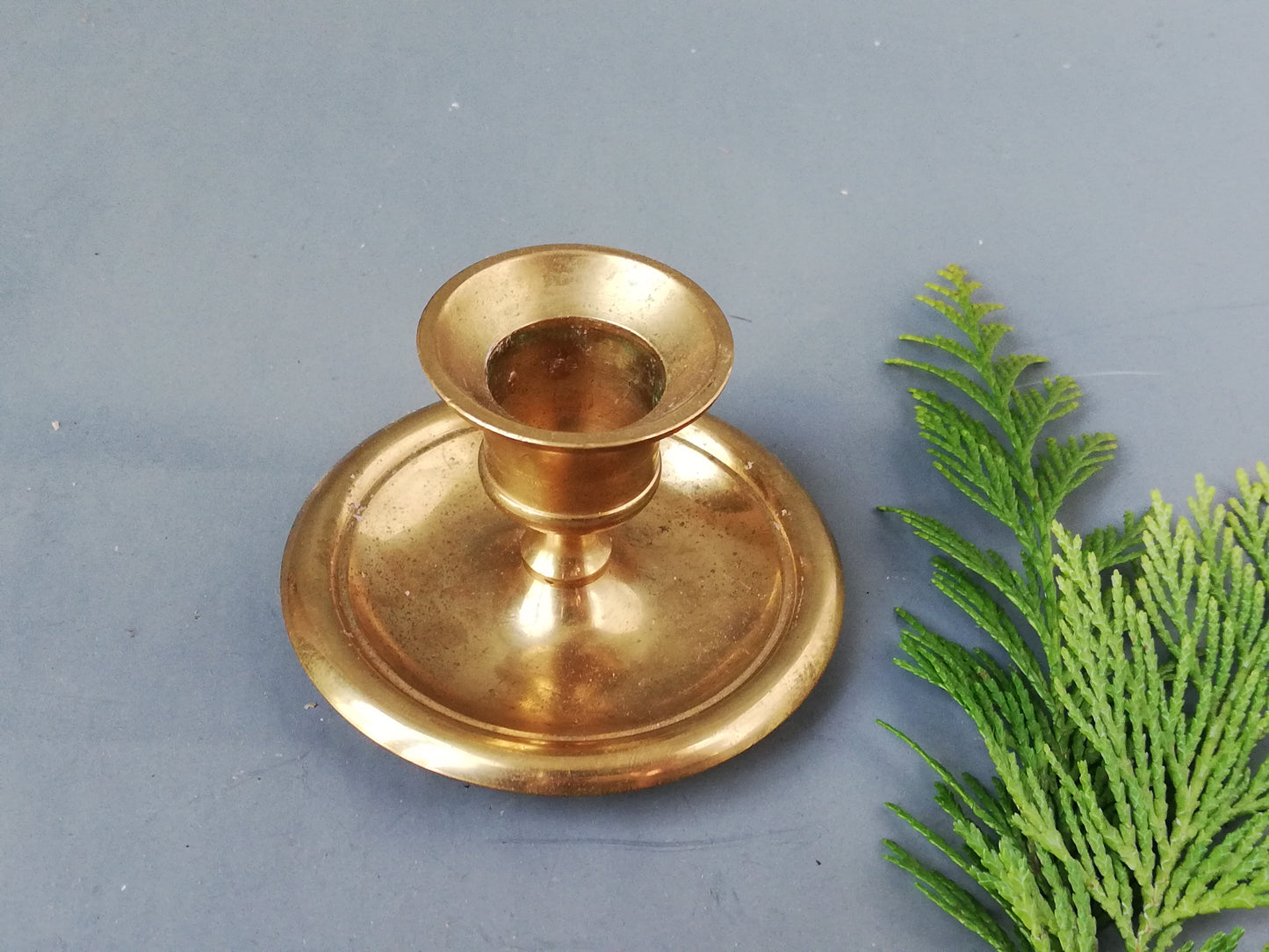 Romantische-Tischdeko-Messing-Kerzenständer-mit-Zweig