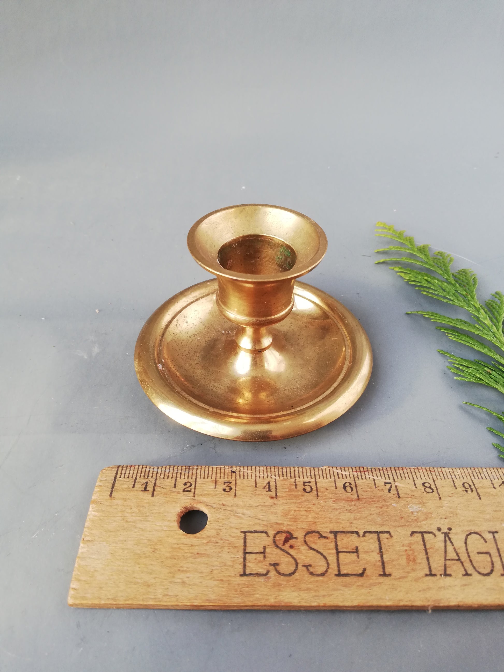 Kleiner-Messing-Kerzenständer-Vintage-1970er-Gold-Deko. Mit Lineal