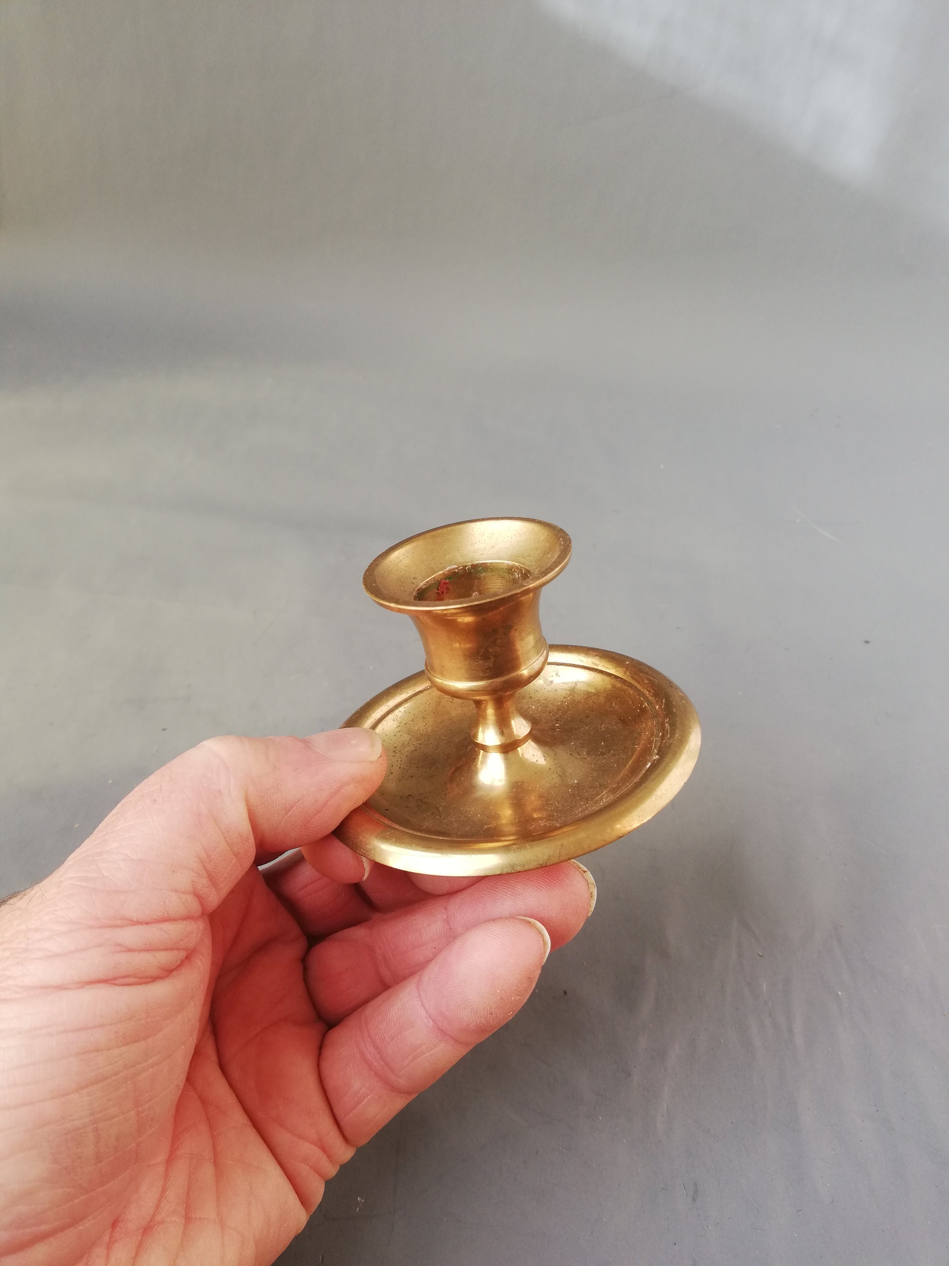 Kleiner-Messing-Kerzenständer-Vintage-1970er-Gold-Deko. In einer Hand.