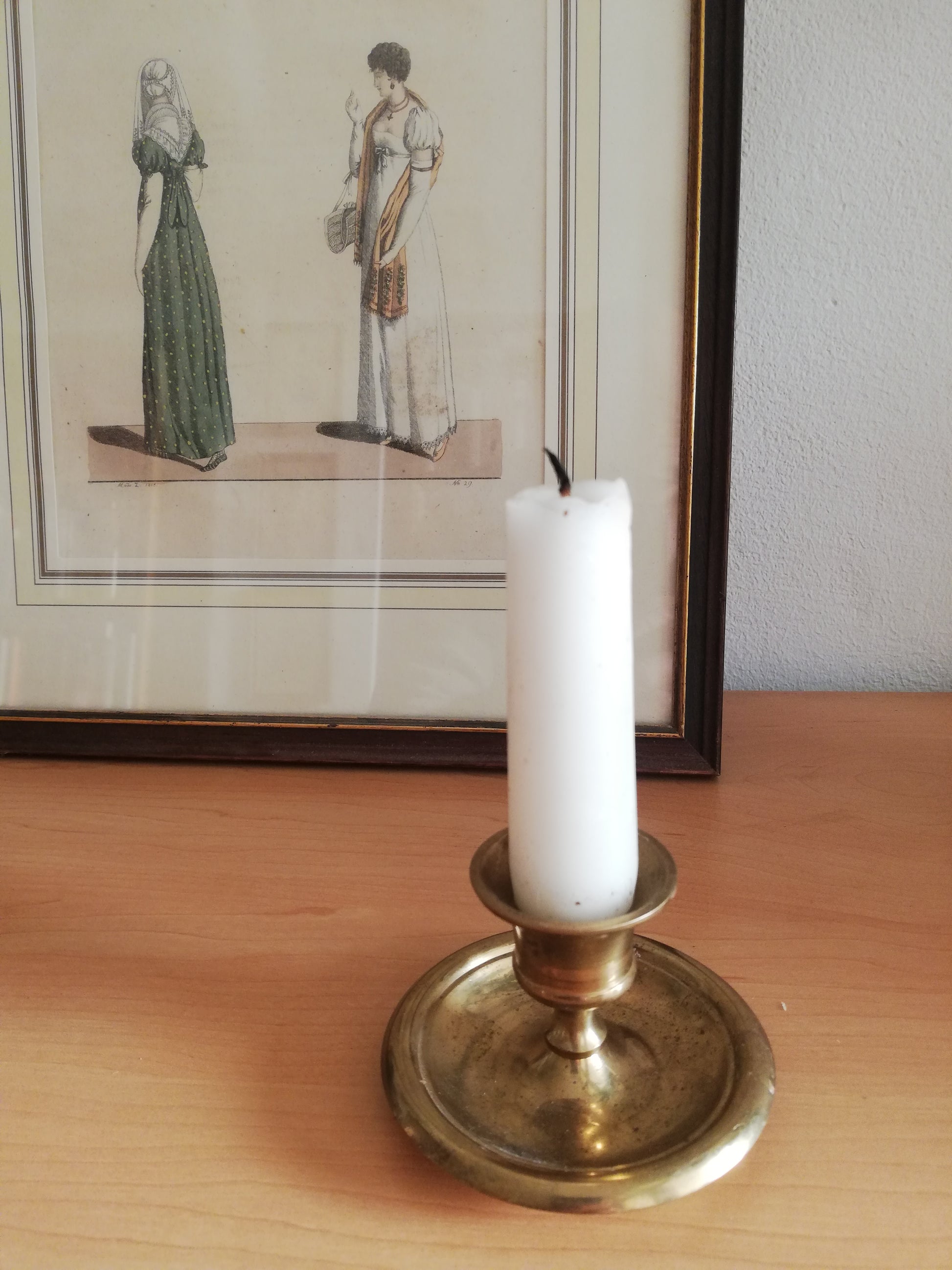 Kleiner-Messing-Kerzenständer-Vintage-1970er-Gold-Deko mit Kerze.