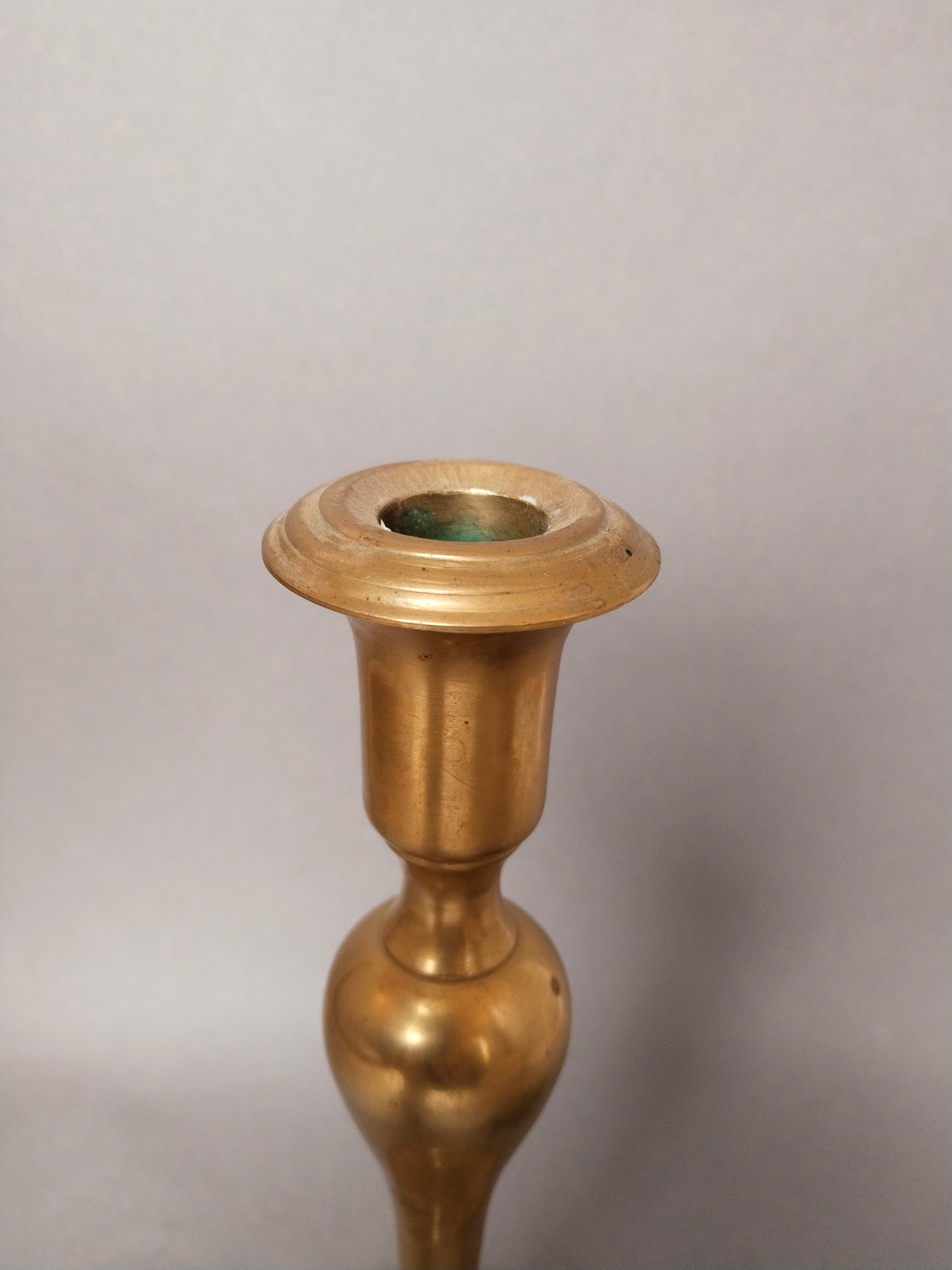 Massiver Vintage Messing Kerzenständer 21 cm hoch für gehobenes Wohnen. Ansicht Kerzenschaft.