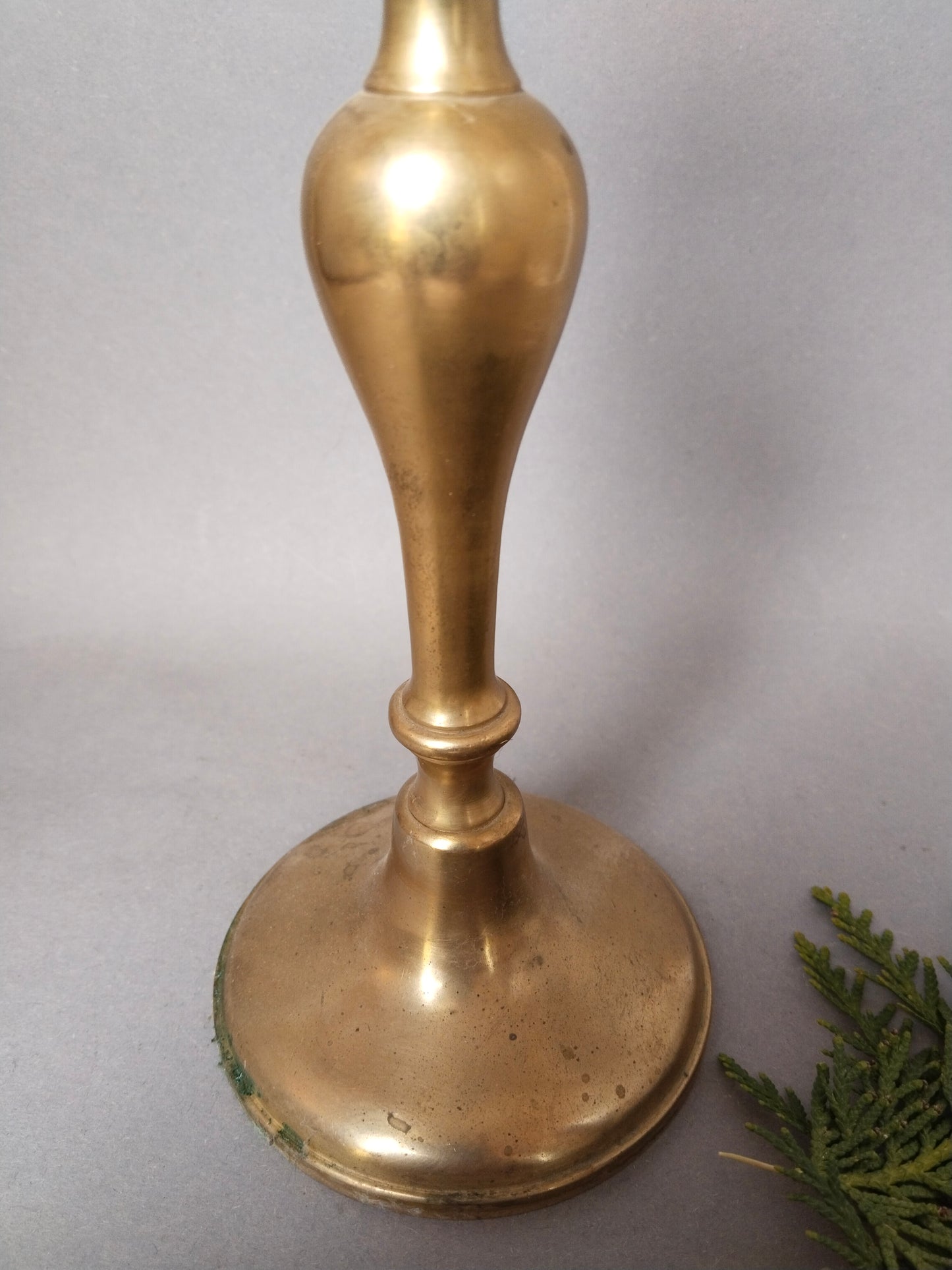 Antiker goldener Kerzenhalter mit breitem Glockenfuß 10 cm Durchmesser