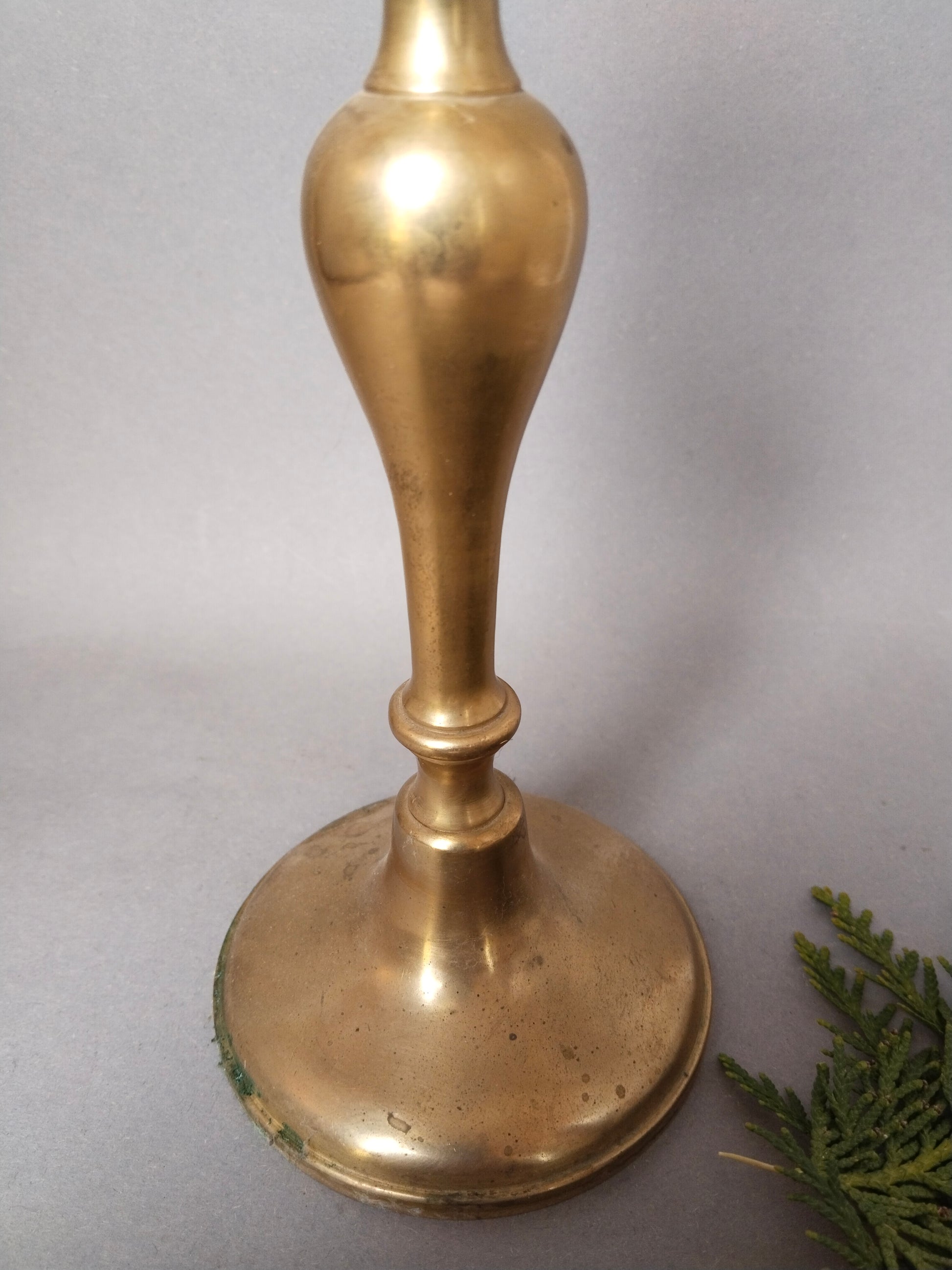 Antiker goldener Kerzenhalter mit breitem Glockenfuß 10 cm Durchmesser