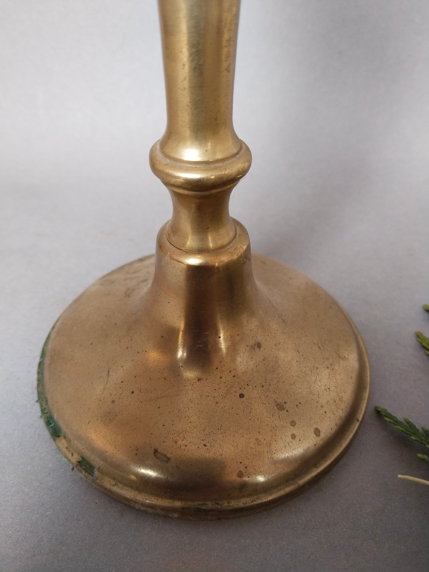 Antiker goldener Kerzenhalter mit breitem Glockenfuß 10 cm Durchmesser