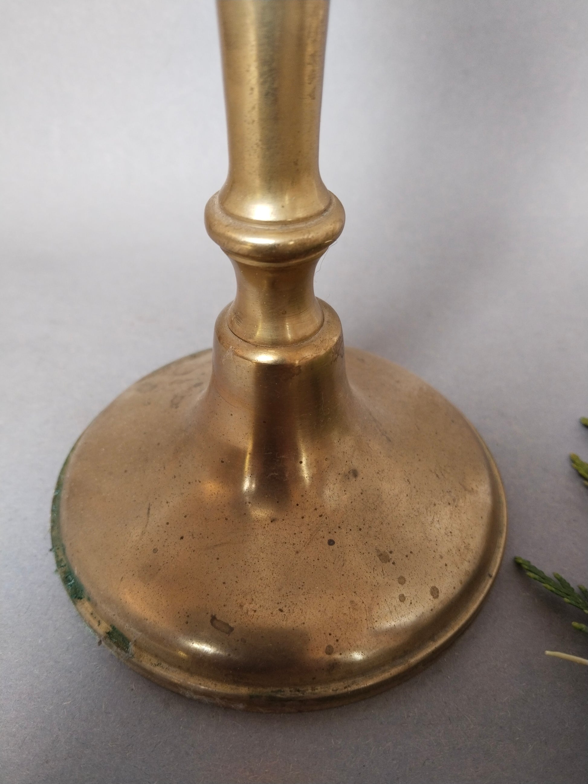 Antiker goldener Kerzenhalter mit breitem Glockenfuß 10 cm Durchmesser