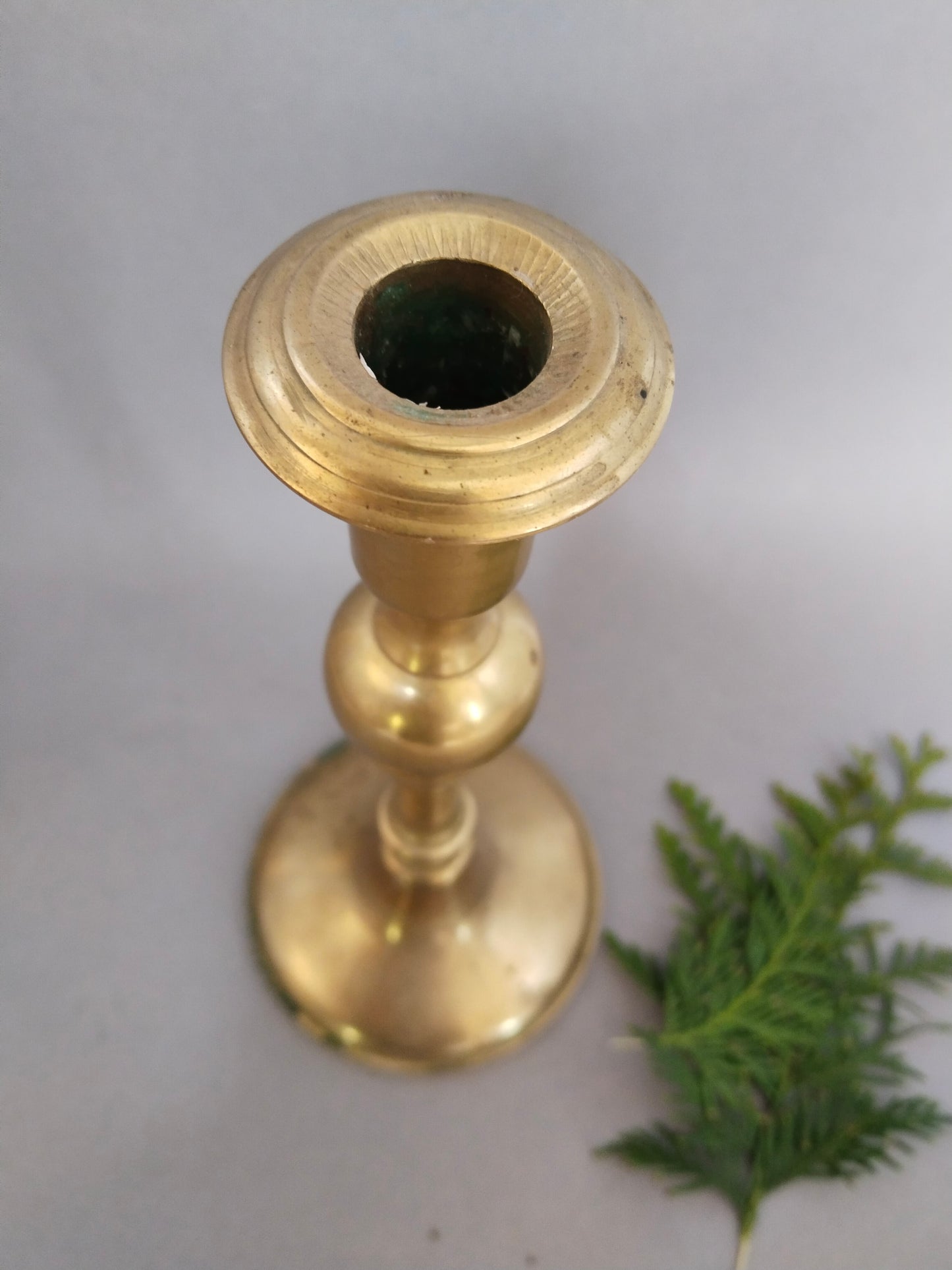 Klassischer Tafelleuchter aus schwerem Glockenmessing edler Goldglanz. Ansicht von oben.