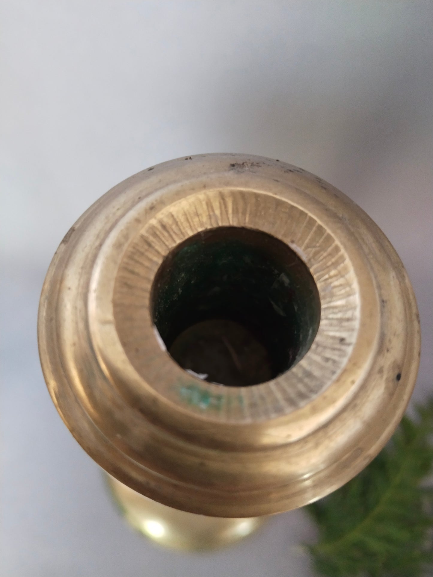 Detail der Kerzenöffnung 4,5 cm von schwerem Messing Tafelaufsatzvon oben.