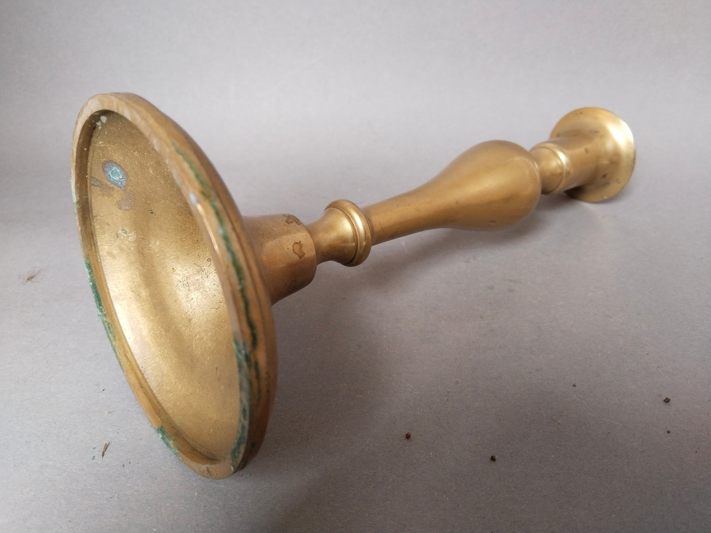 Echt Vintage Wohndekoration edler Metallleuchter Goldoptik makellos. In liegender Position.