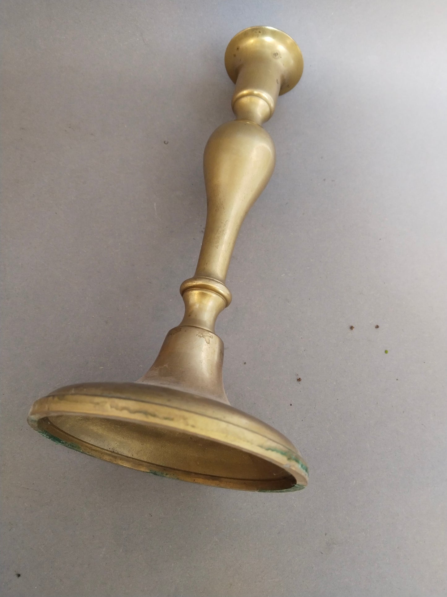 Glockenhell klingender antiker Messingkerzenhalter frühes 20 Jahrhundert. Liegend Ansicht von oben.