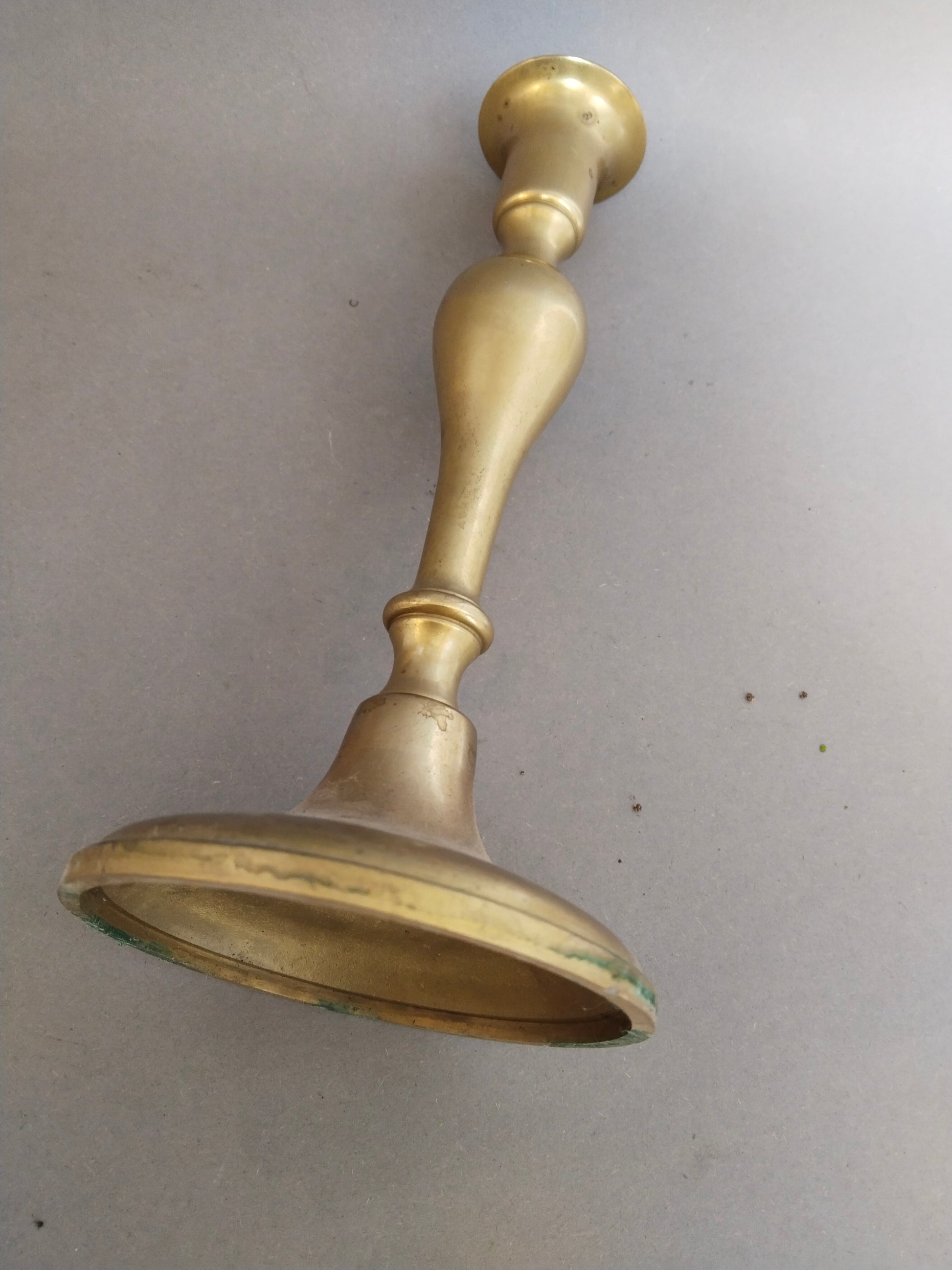 Glockenhell klingender antiker Messingkerzenhalter frühes 20 Jahrhundert. Liegend Ansicht von oben.