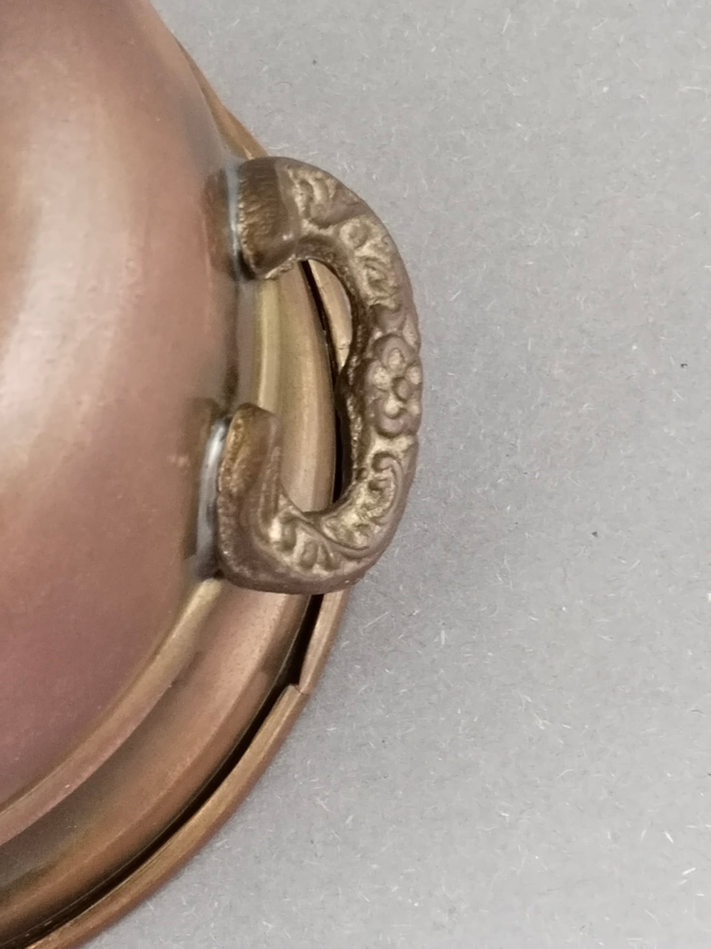Detailaufnahme eines Messing-Ringgriffs mit gepunztem Blütenornament