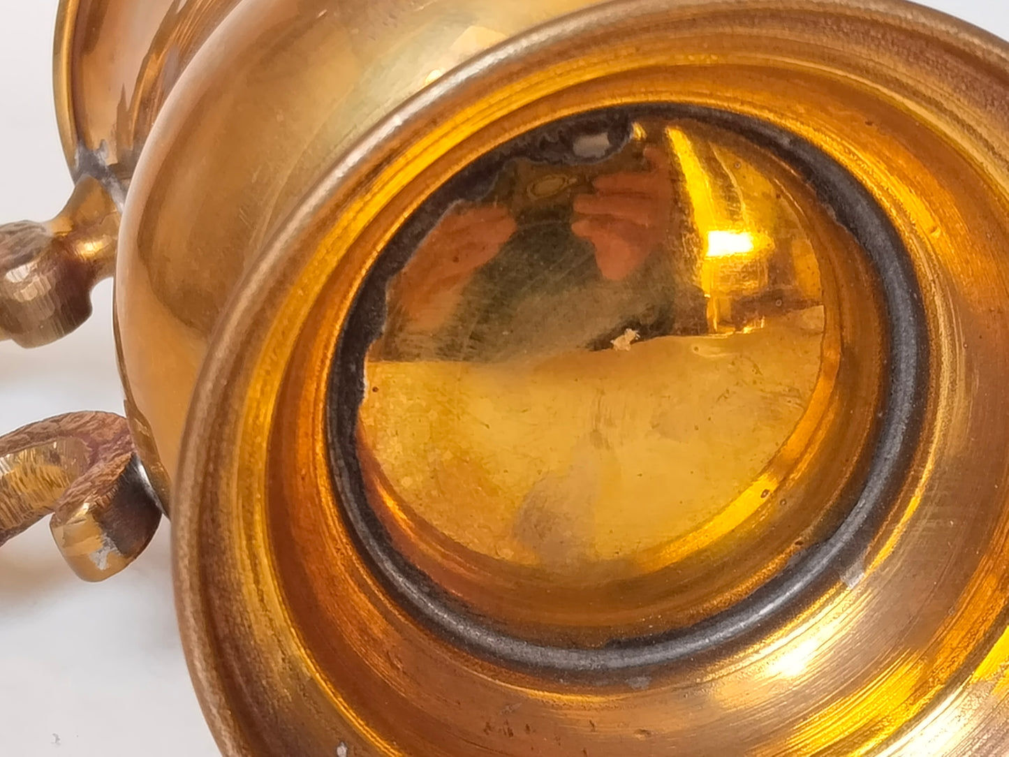 Nahaufnahme Boden, konzentrische Ringe, Messingpatina warm