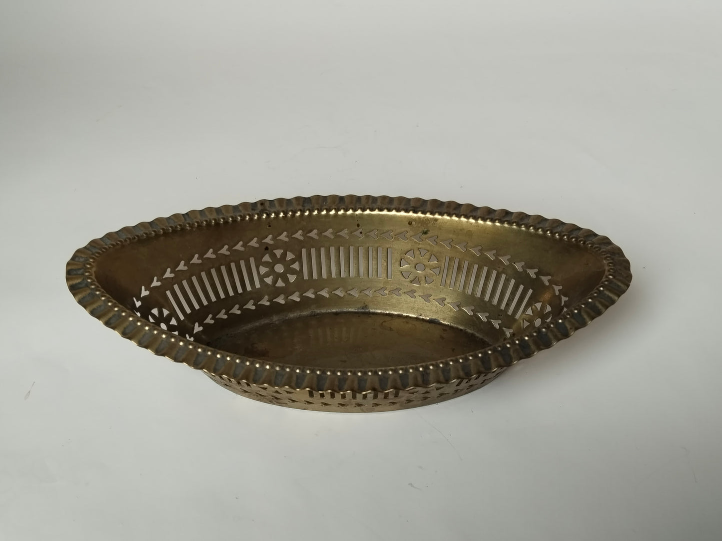 Durchbrochene Messingschale, Gesamtansicht von der Seite, Vintage Messing