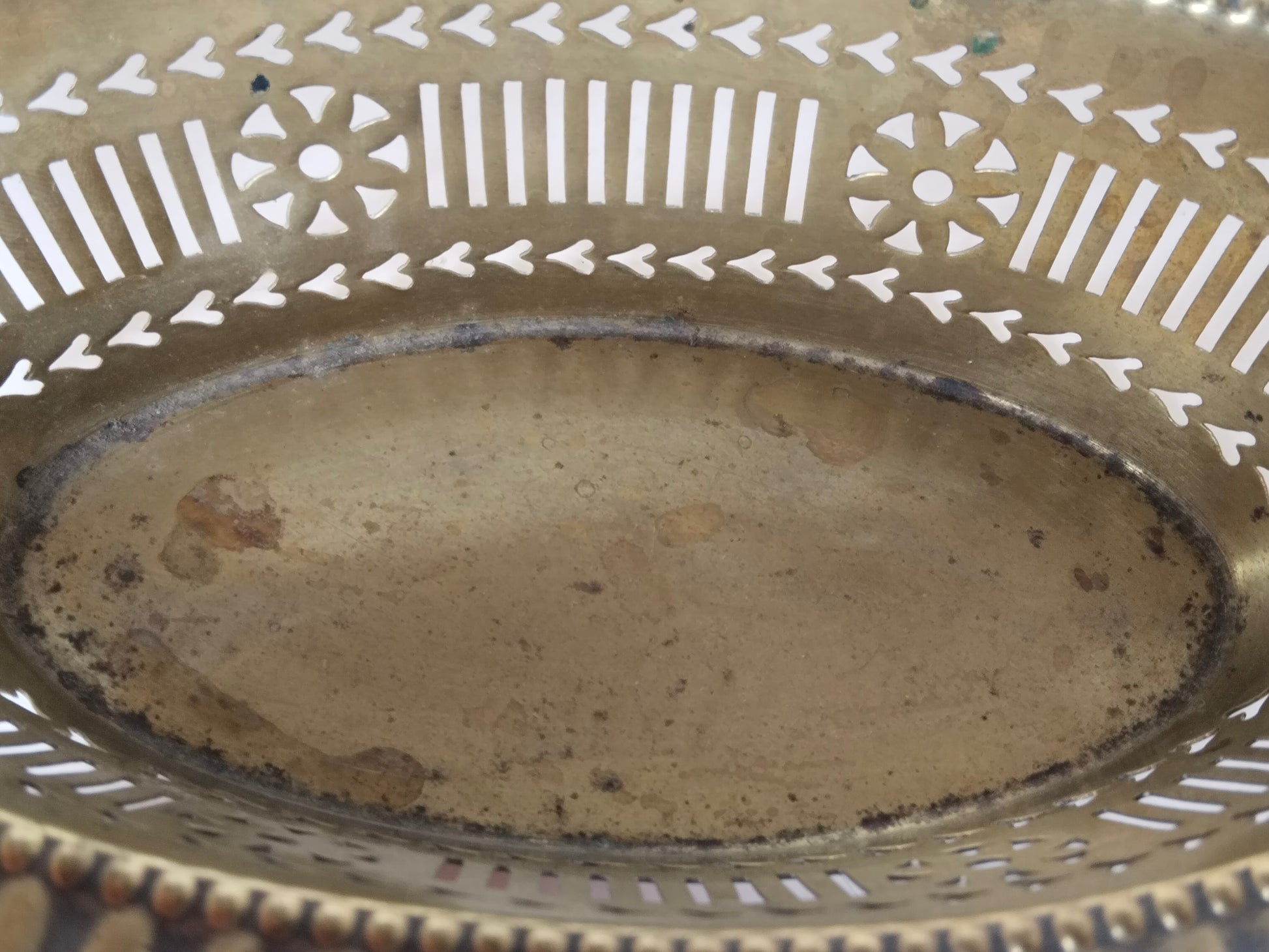Nahaufnahme des Schaleninneren mit Alters- und Wasserflecken am Boden