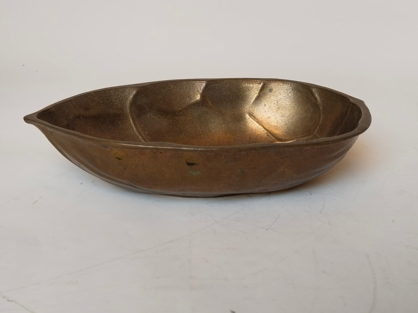 Vintage Nussschale aus Messing, Seitenansicht mit warmer Patina
