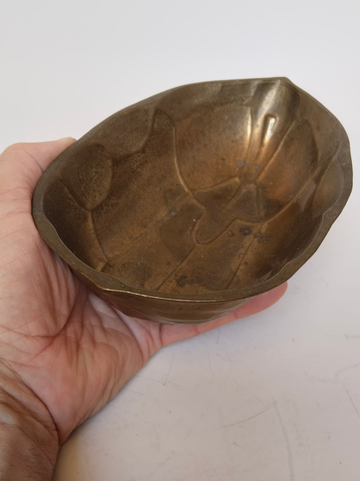 Nussschale aus Messing in der Hand, Größenverhältnis der Schmuckschale
