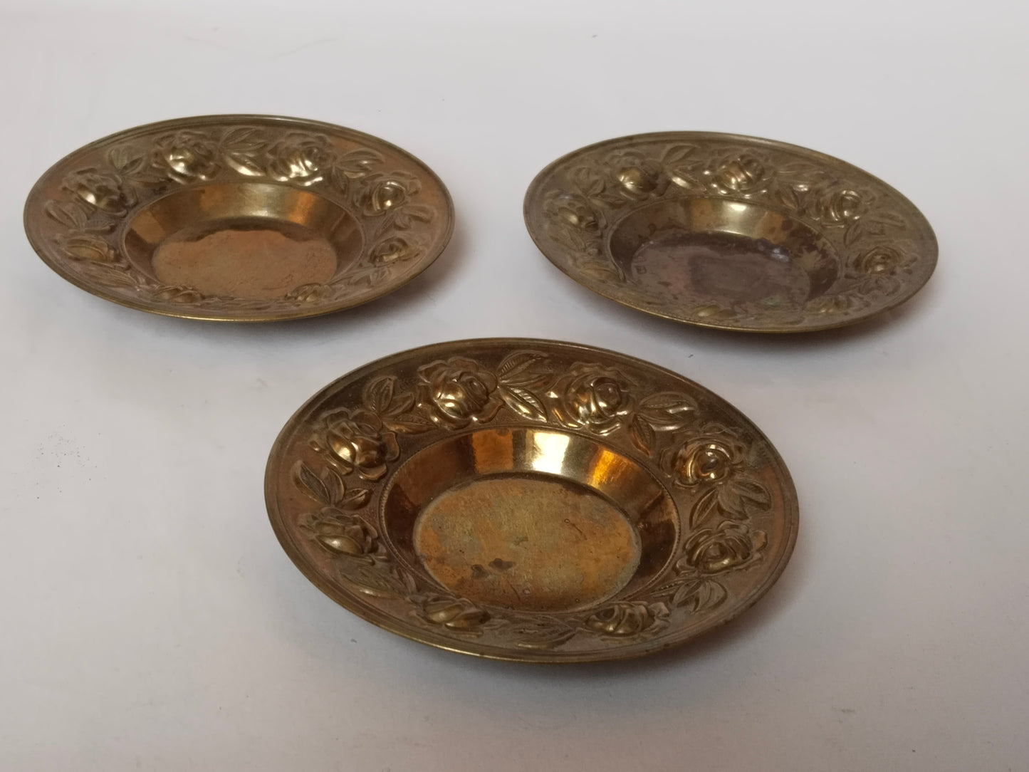 Messingschalen 3er-Set Draufsicht, Rosen-Reliefrand, unterschiedliche Patina, Vintage Österreich