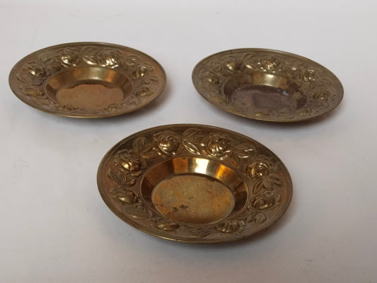 Messingschalen 3er-Set Draufsicht, Rosen-Reliefrand, unterschiedliche Patina, Vintage Österreich