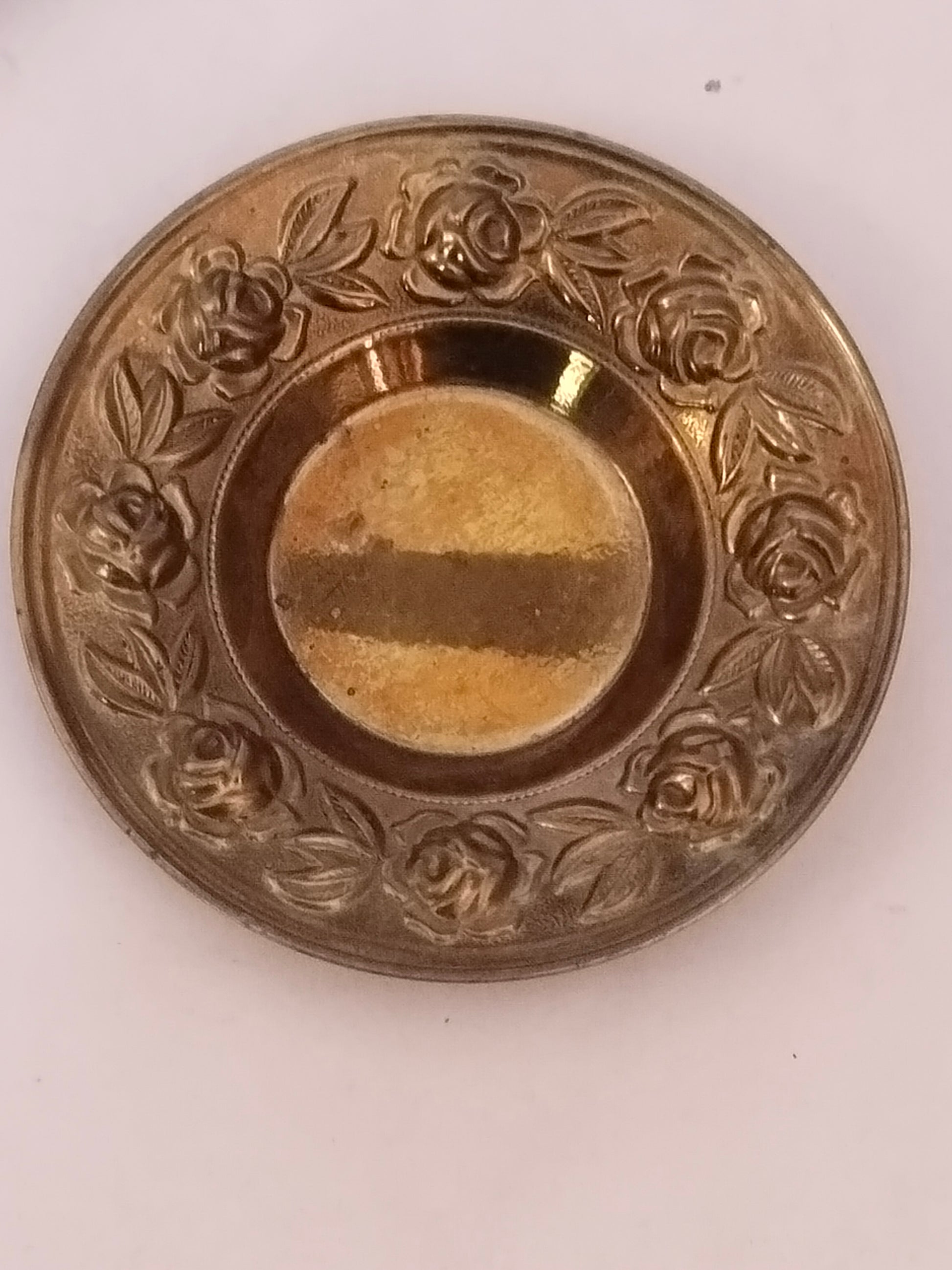 Einzelne Messingschale Draufsicht, helle Patina, Rosen-Reliefrand umlaufend