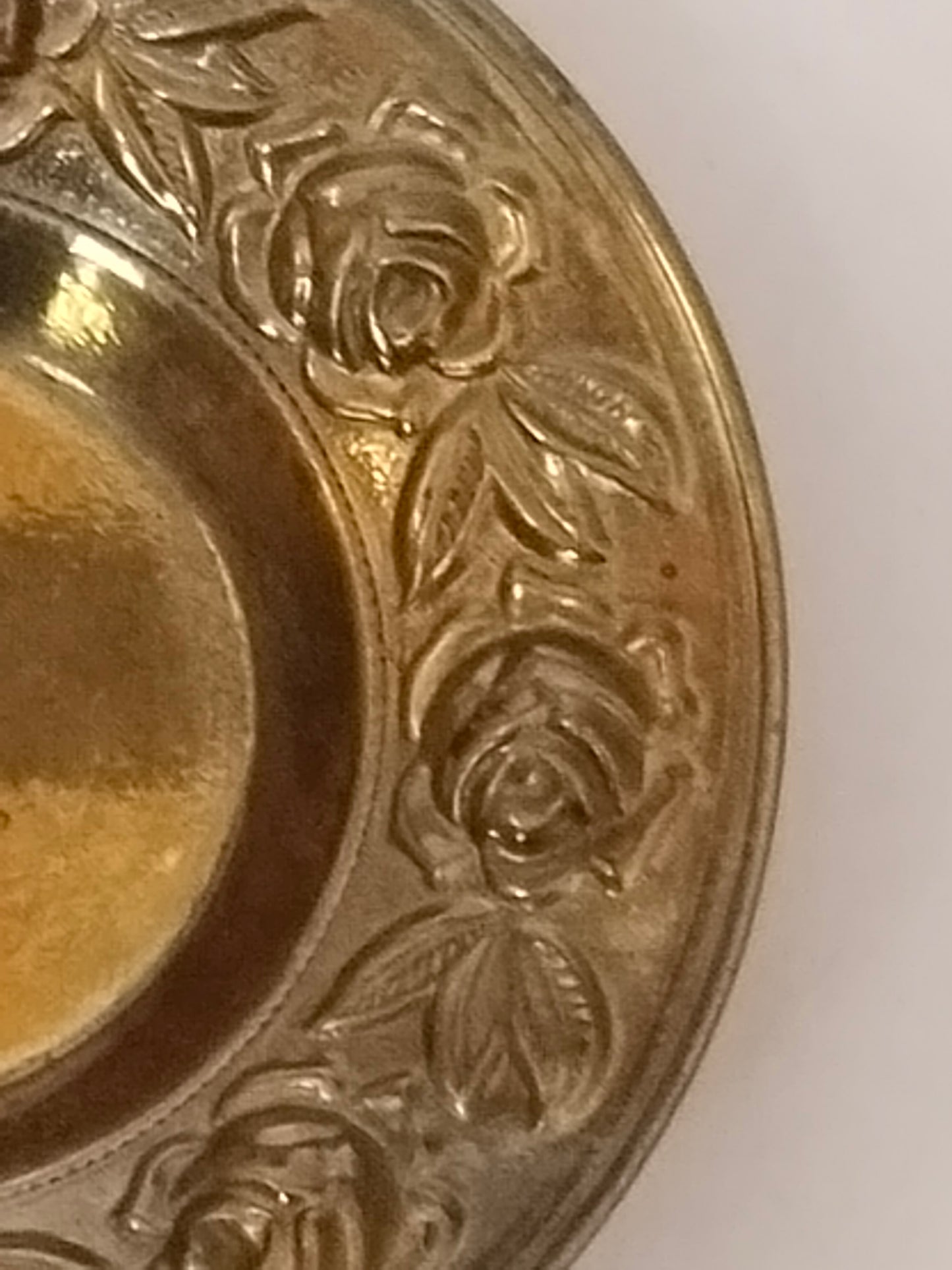Nahaufnahme Reliefrand, Rosenblüten und Blätter Detailansicht, Messingoberfläche
