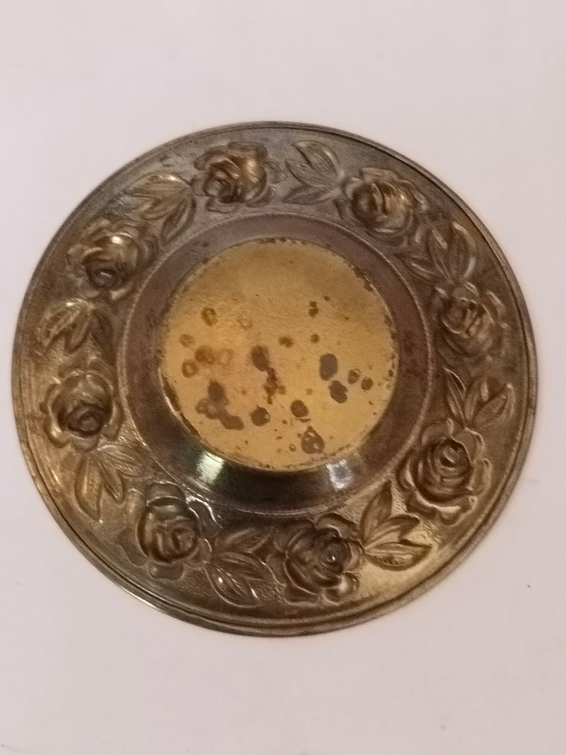 Messingschale mit stärkerer Patina, Oxidationsflecken im Innenspiegel sichtbar. Ansicht von unten.