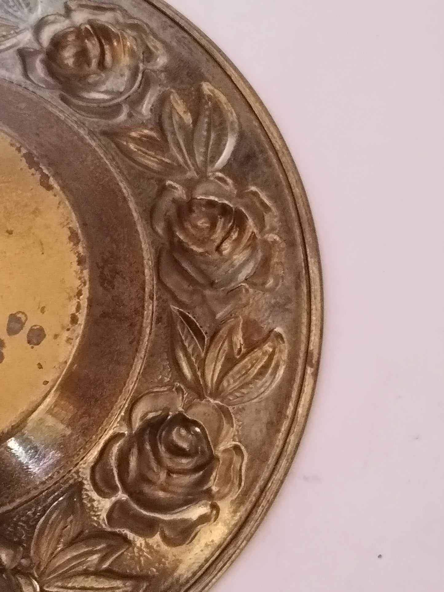 Nahaufnahme Rosenrelief, zwei Blüten und Blätter, warmer Goldton Messing