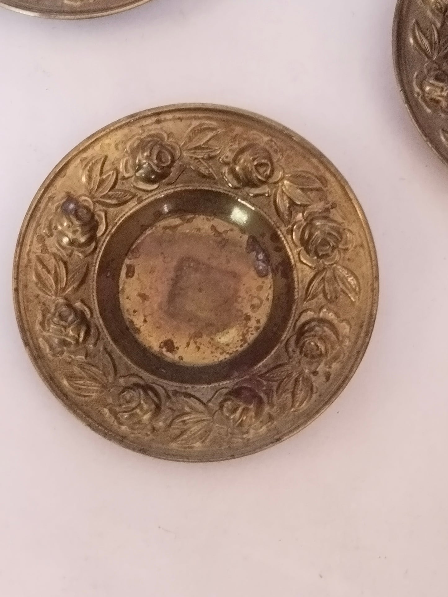 Dritte Schale Draufsicht, mittlere Patina, Rosen-Reliefrand und Innenspiegel