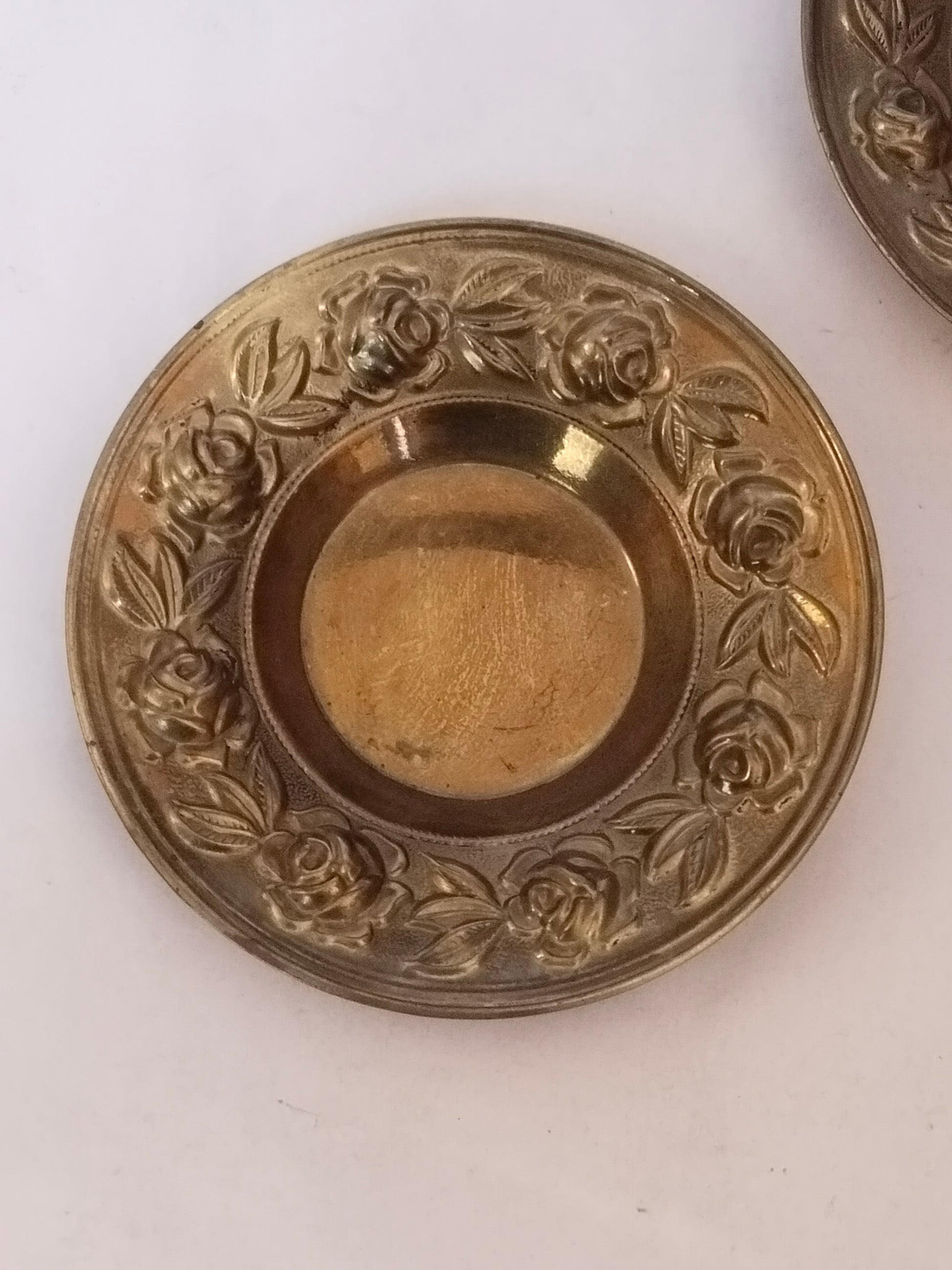 Schale mit gutem Glanz Draufsicht, Reliefrand und Innenspiegel, Vintage Messing