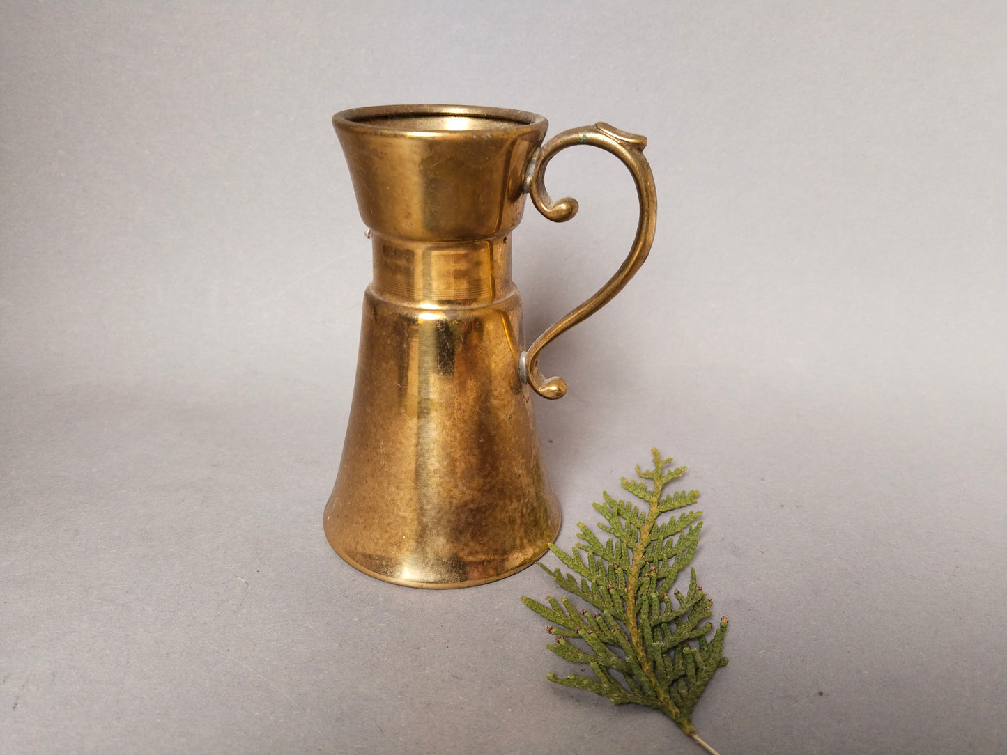 Vintage Messing Krug Vase mit S-Henkel, Stundenglasform, 11 cm, österreichischer Flohmarkt Gmünd

