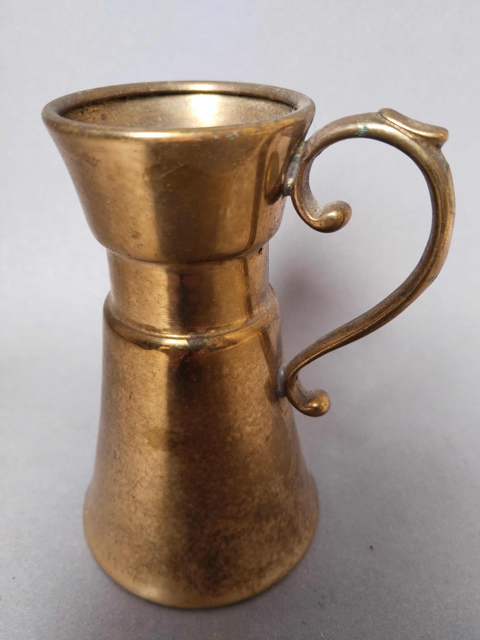 Detailansicht des geschwungenen S-Henkels mit Kugelabschlüssen, Messing Patina
