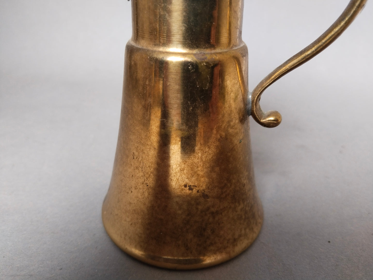 Nahaufnahme konische Basis und Taille, Messing Krug Gebrauchsspuren