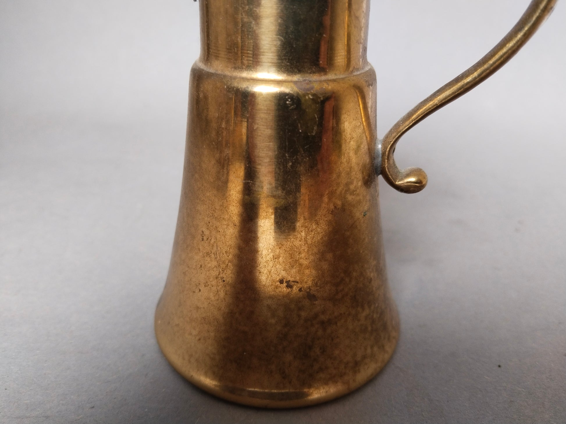Nahaufnahme konische Basis und Taille, Messing Krug Gebrauchsspuren