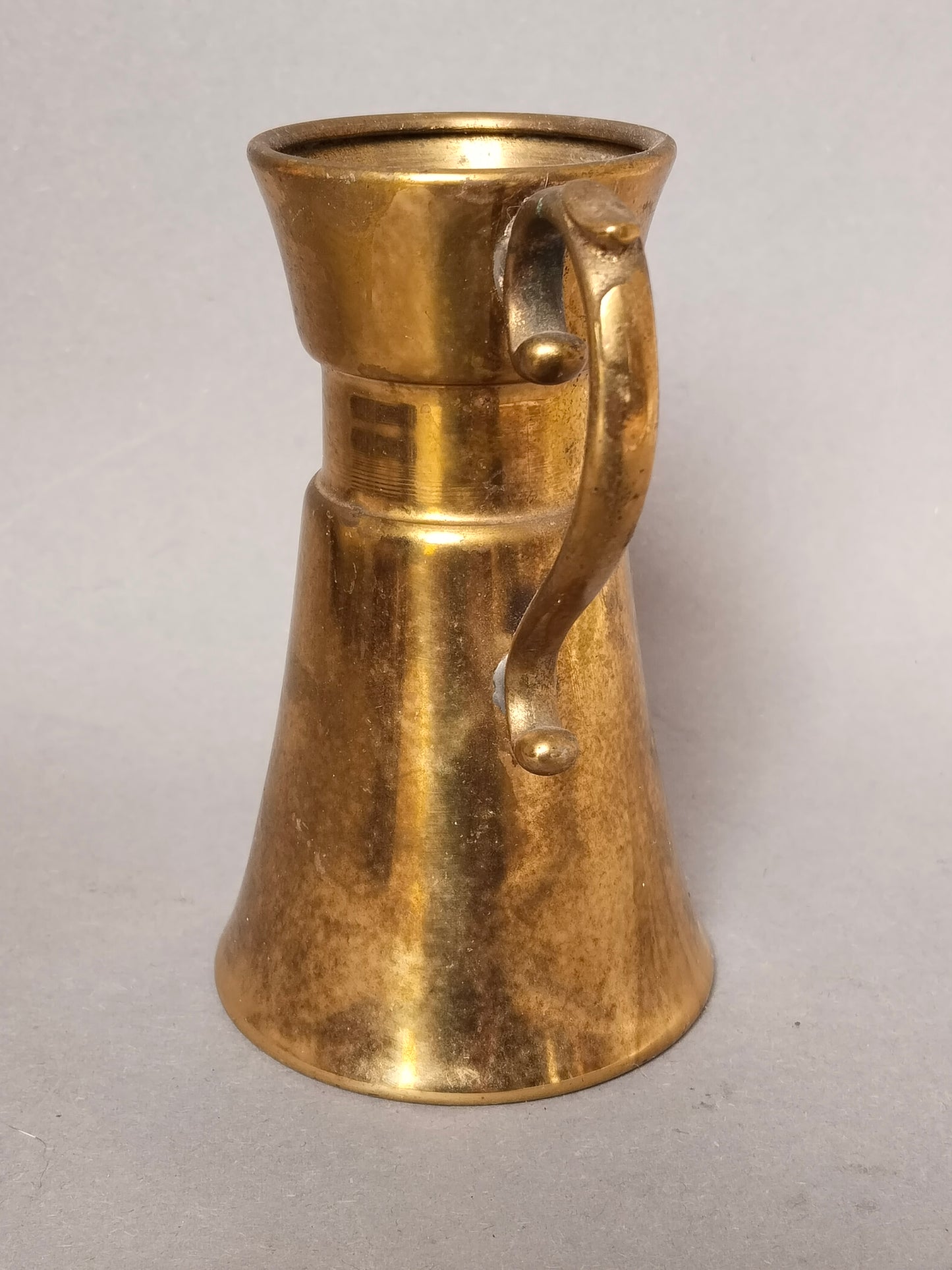Rückseite des Messing Krugs, Patina und leichte Kratzer sichtbar