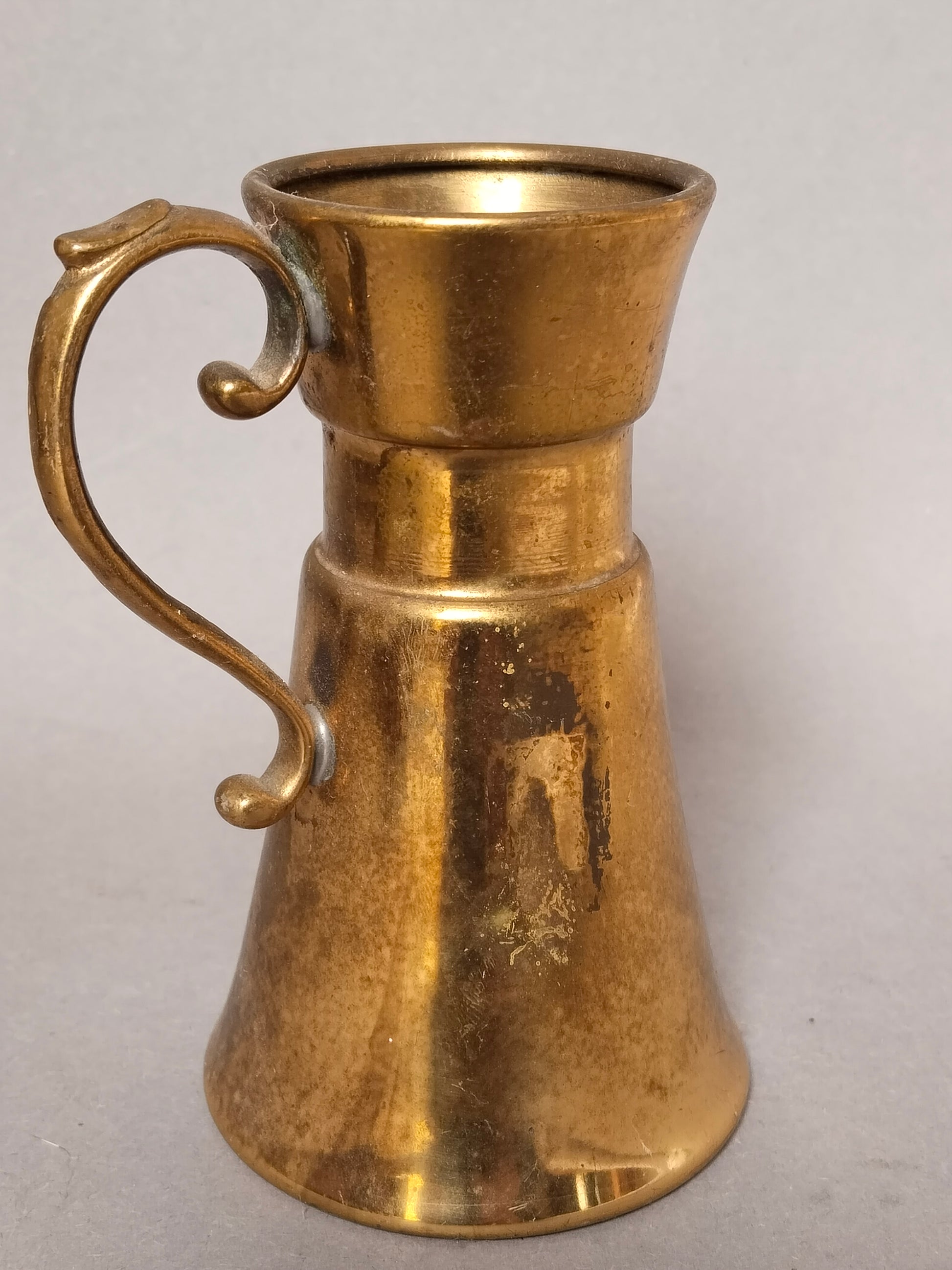 Seitenansicht links, Henkeldetail und Formgebung Messing Vase