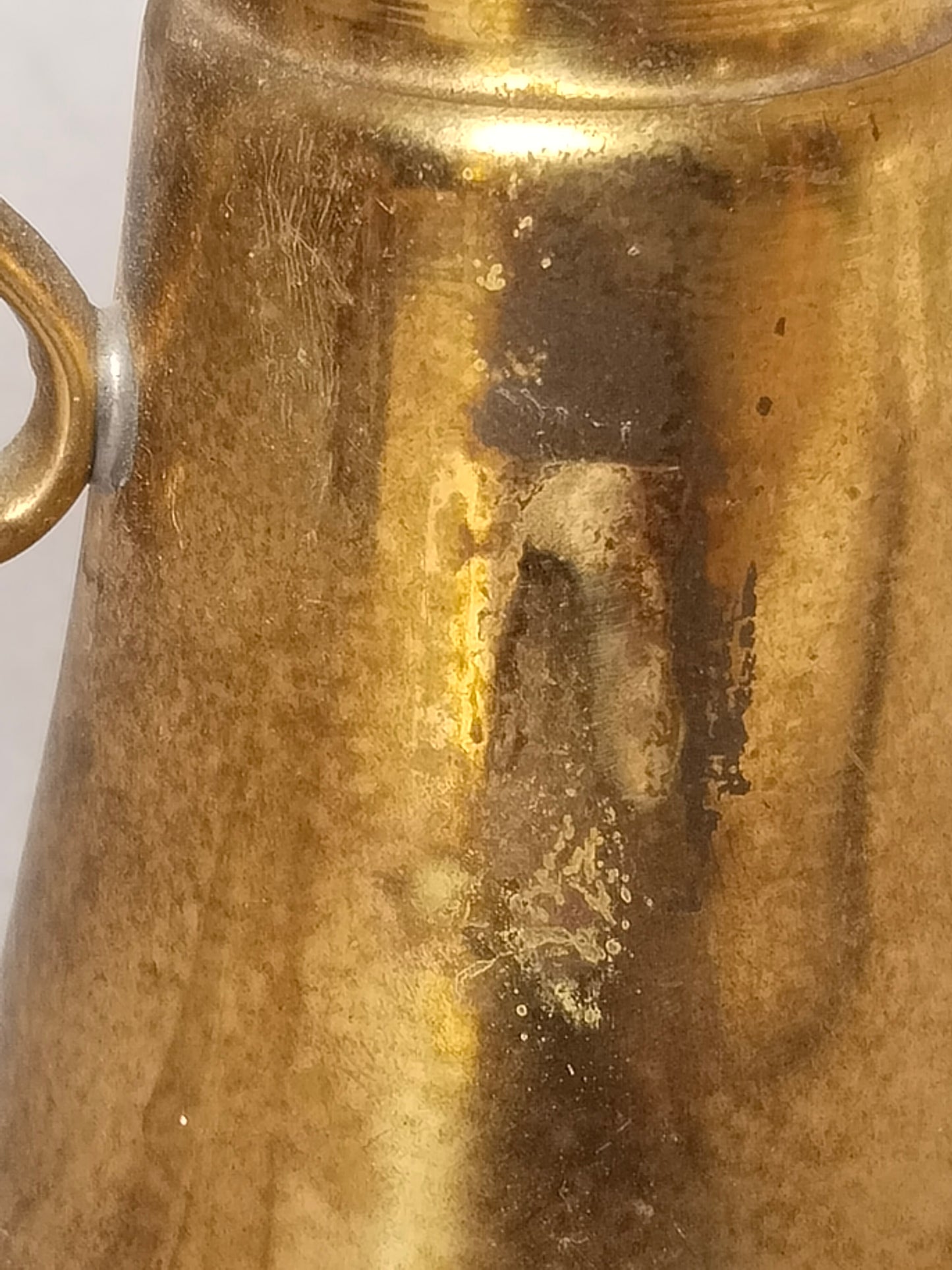 Detailaufnahme Körper mit Patina-Flecken und Oxidation, Vintage Charakter
