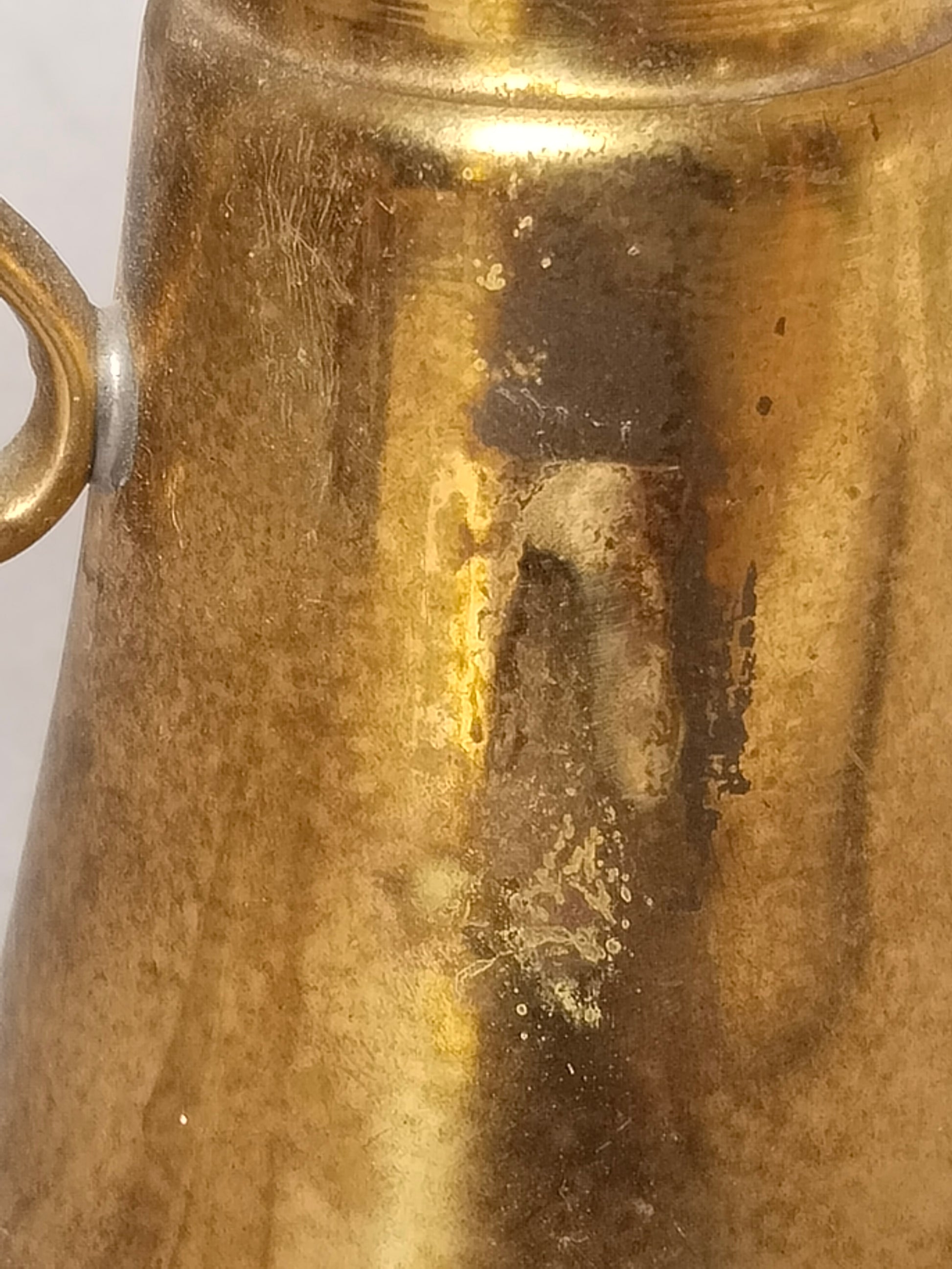 Detailaufnahme Körper mit Patina-Flecken und Oxidation, Vintage Charakter