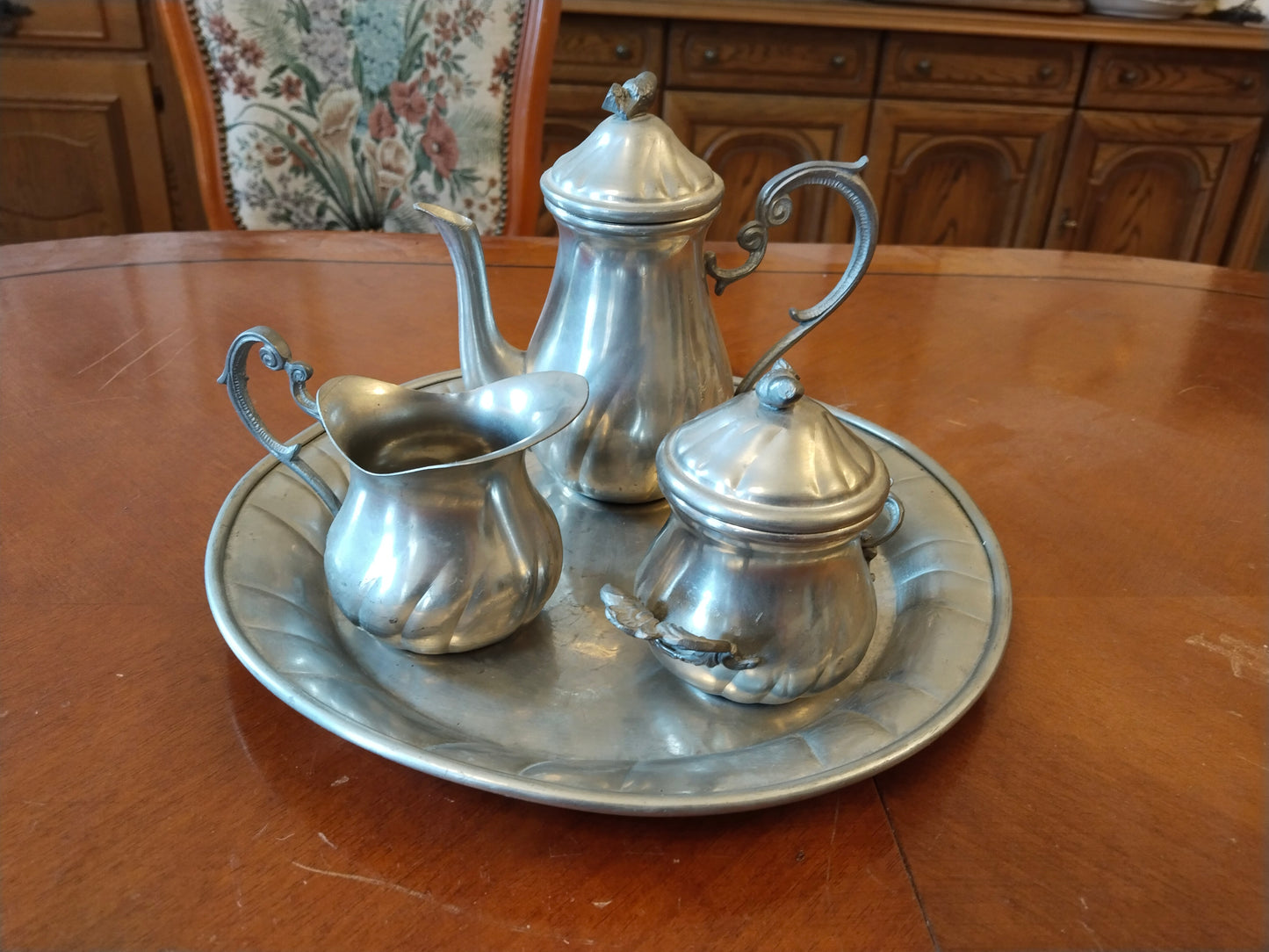 Vierteiliges Vintage Zinnservice Peltro 95° mit Kanne, Milchkännchen, Zuckerdose und Tablett, Gesamtansicht