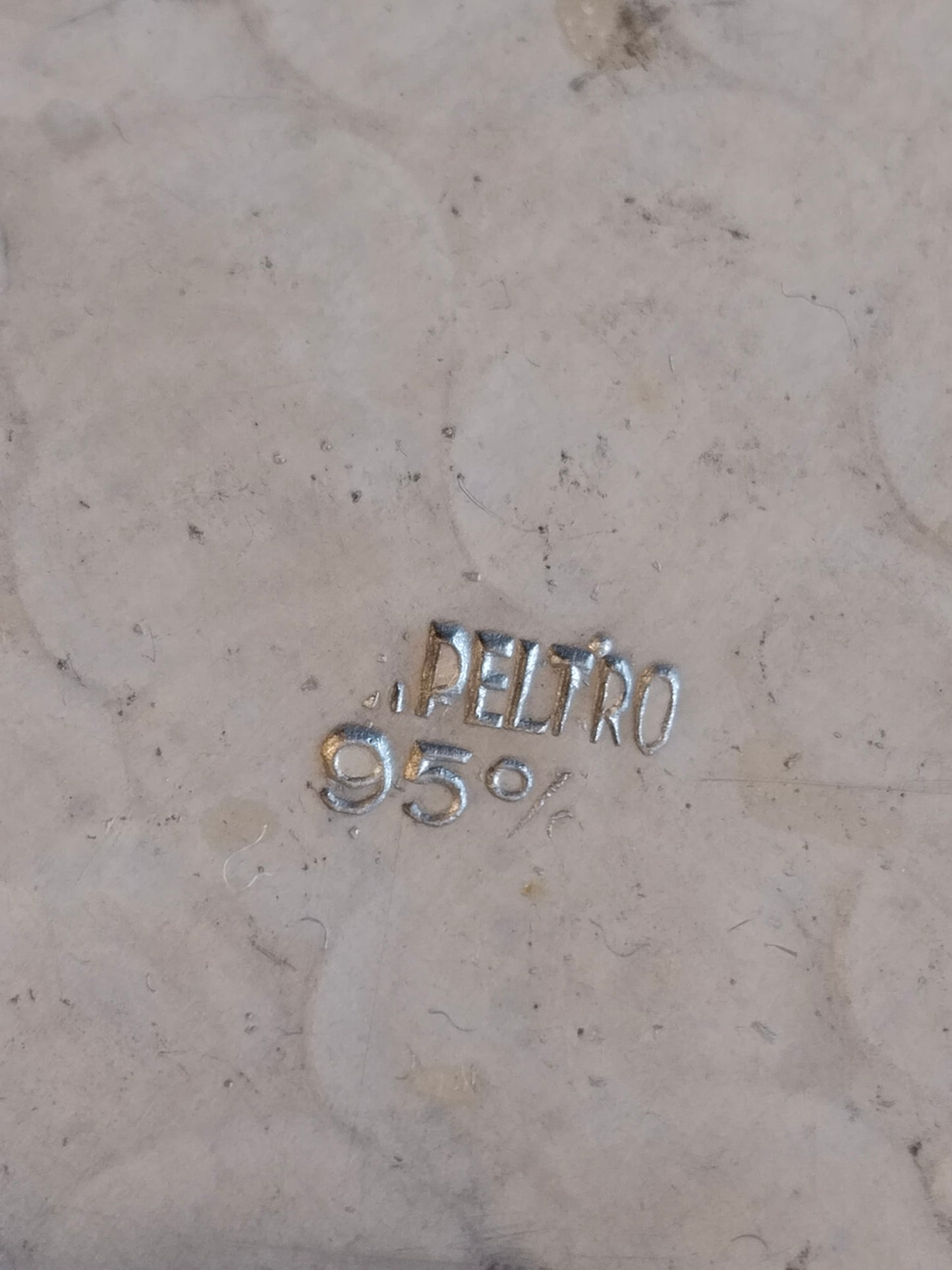 Tablett-Unterseite mit Herstellerpunze PELTRO 95°, handgehämmerte Oberfläche sichtbar
